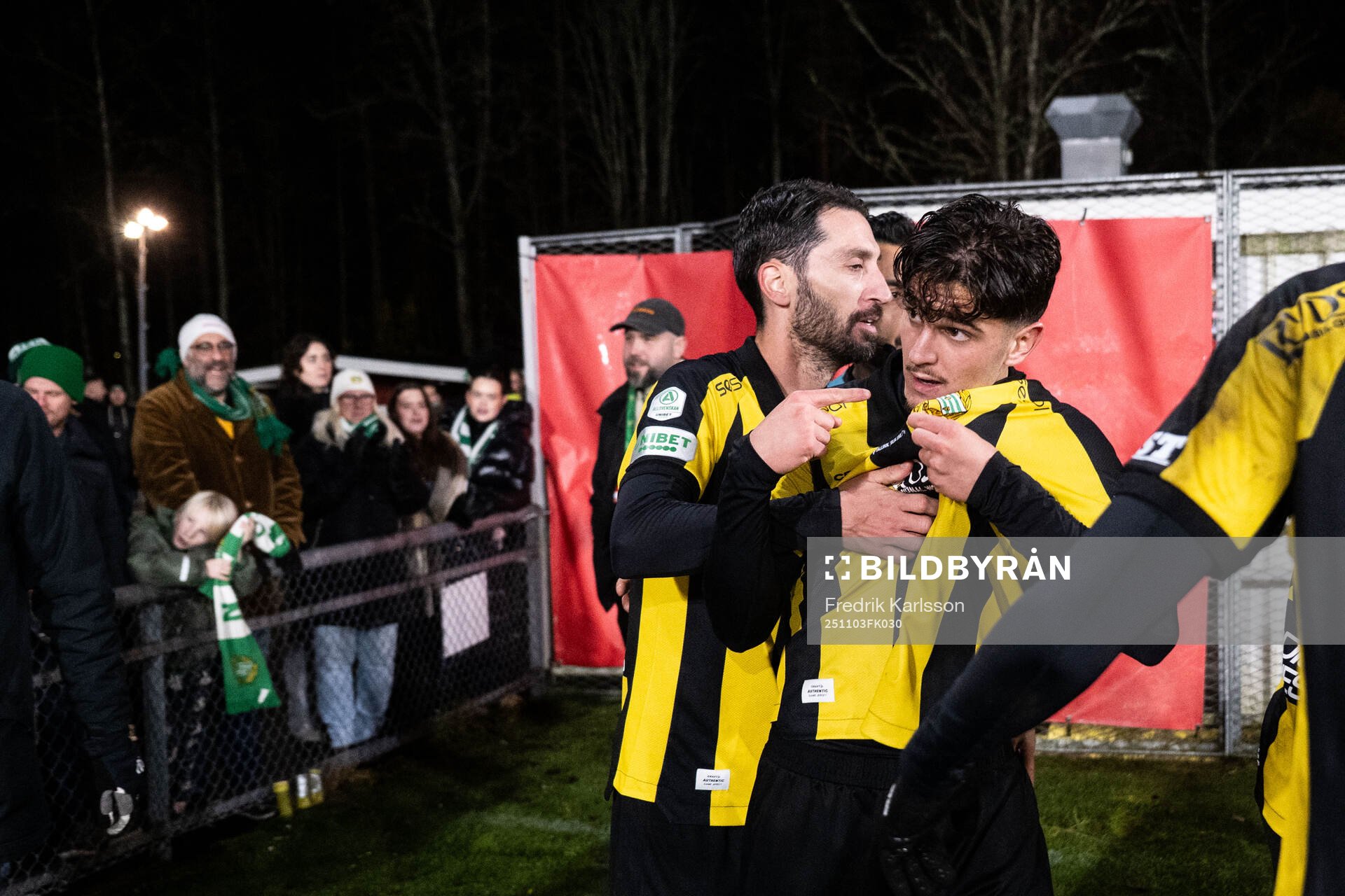 Hammarbys Adrian Lahdo jublar med lagkamrater