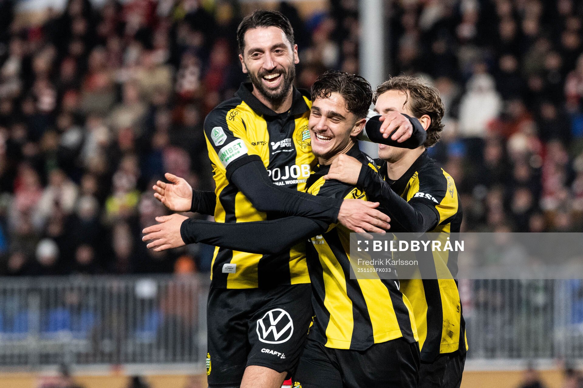 Hammarbys Adrian Lahdo jublar med Nahir Besara