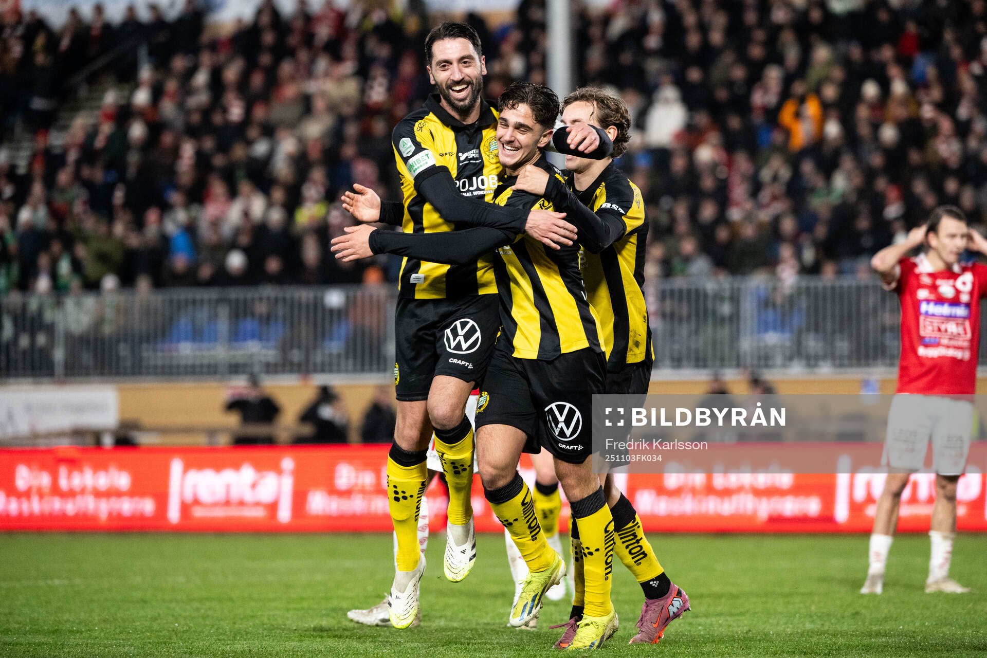 Hammarbys Adrian Lahdo jublar med Nahir Besara