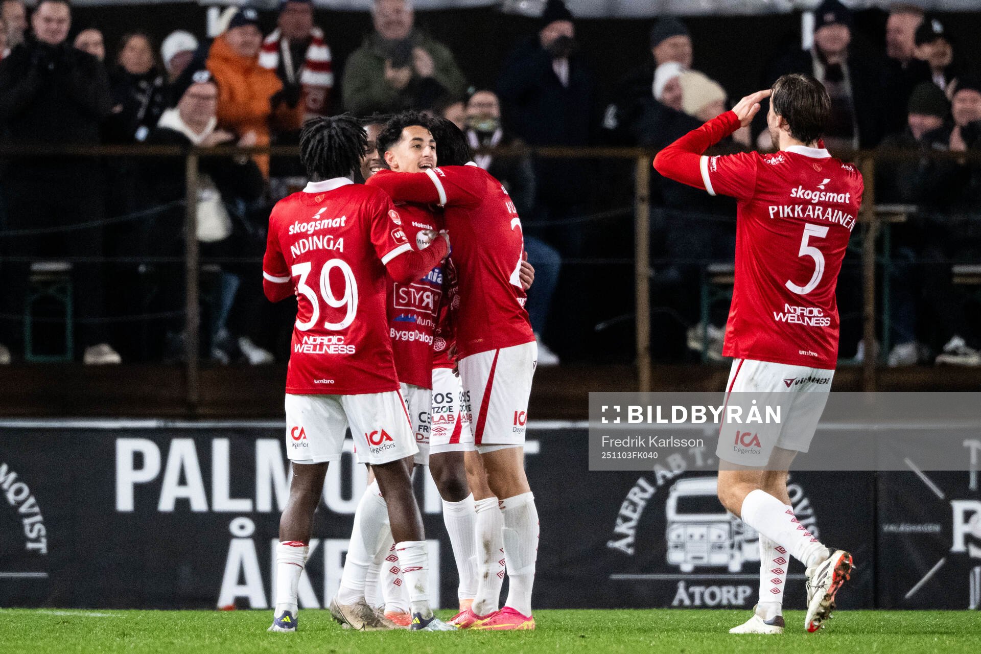 Degerfors Elias Barsoum jublar med lagkamrater