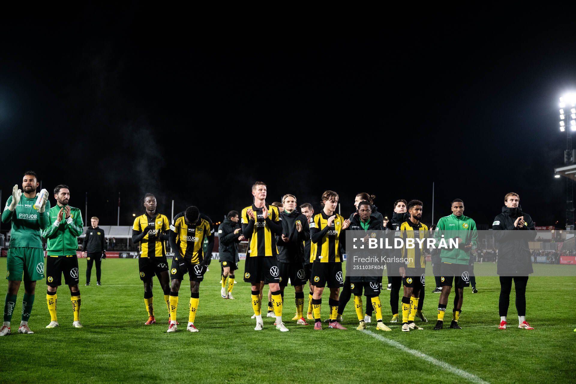 Hammarbys spelare tackar supportrarna