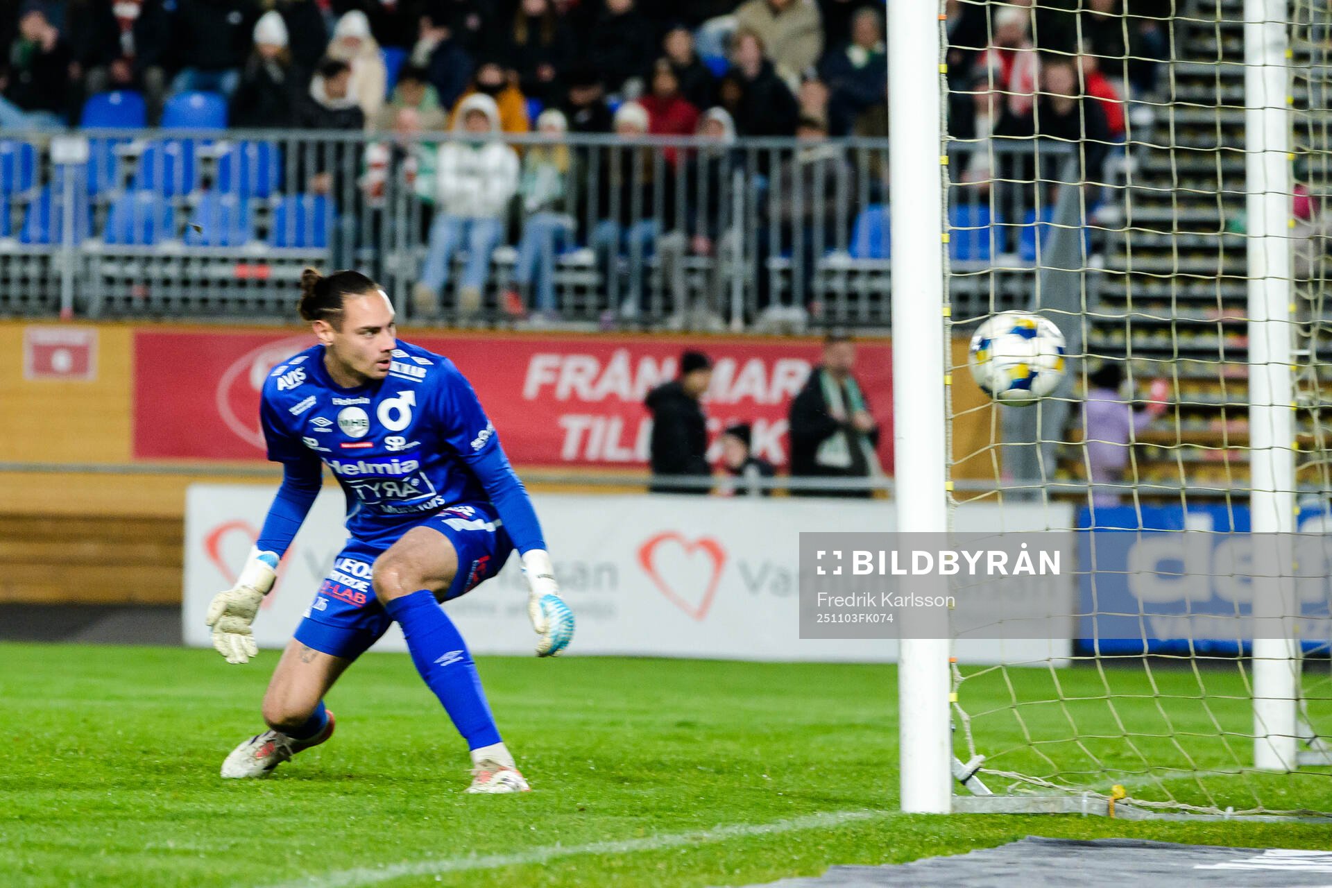 Degerfors målvakt Matvei Igonen ser på när Hammarbys