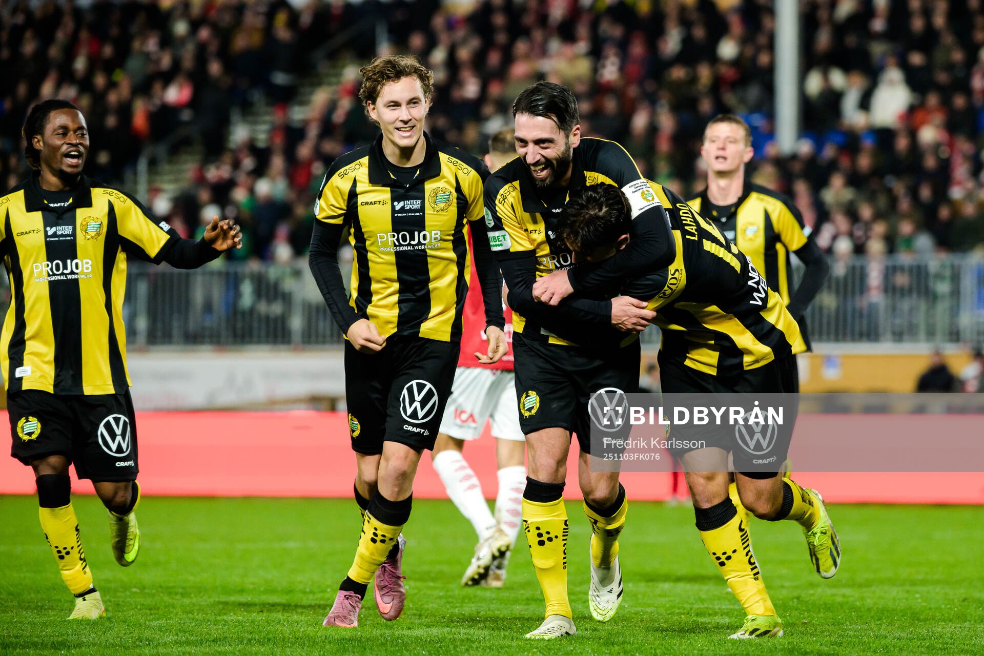 Hammarbys Nahir Besara och Adrian Lahdo jublar