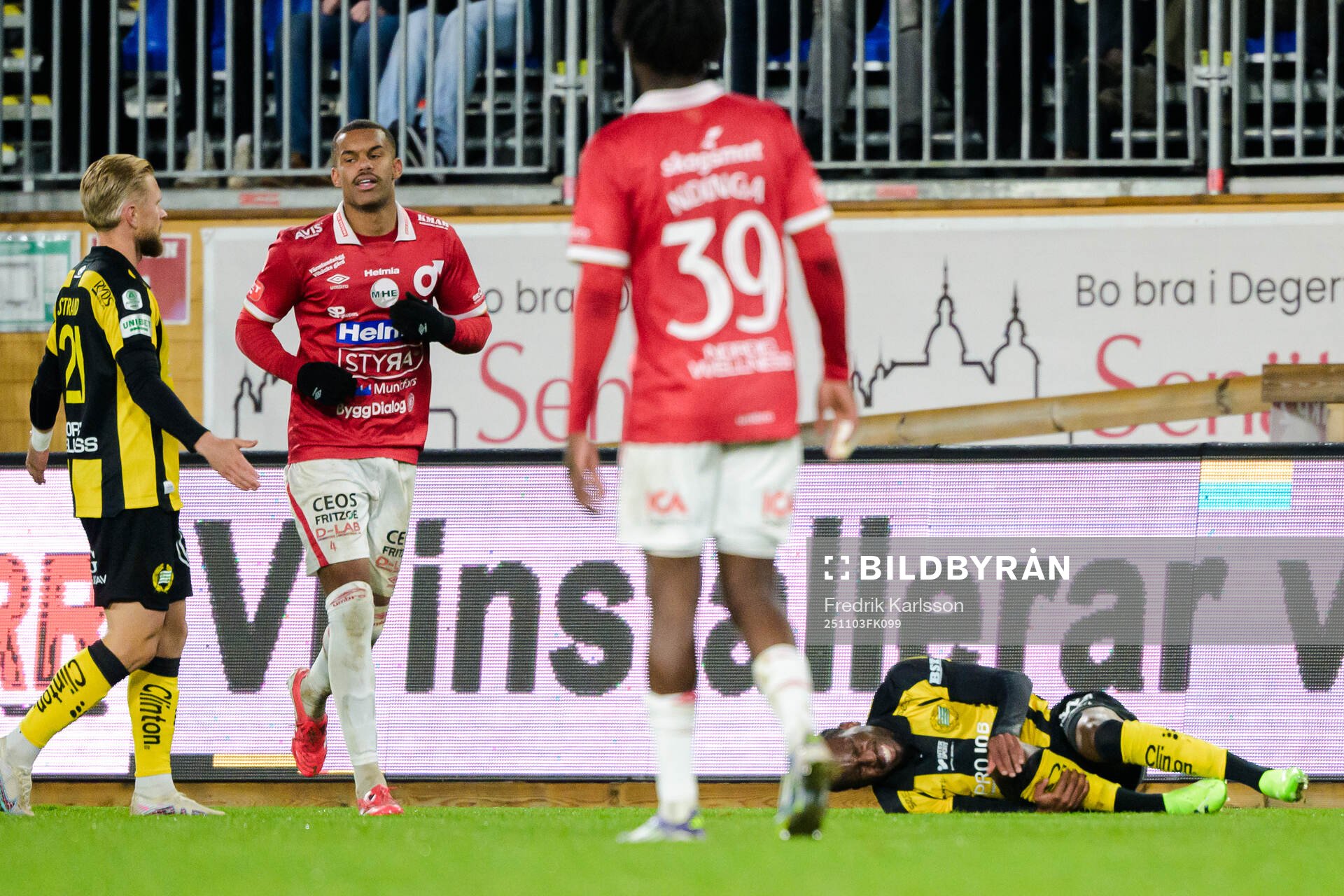 Degerfors Leon Hien och Hammarbys Okeke Obilor Denzel