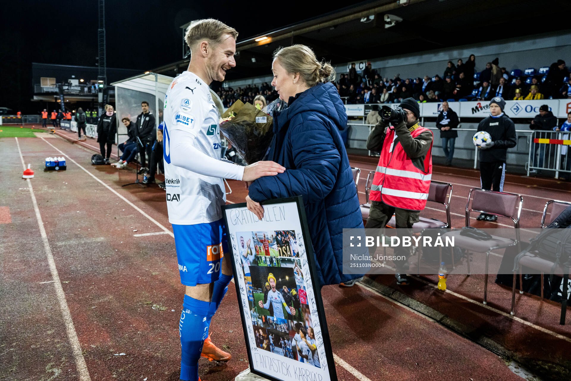 Värnamos klubbchef Lisa Lidén tackar av Värnamos Freddy