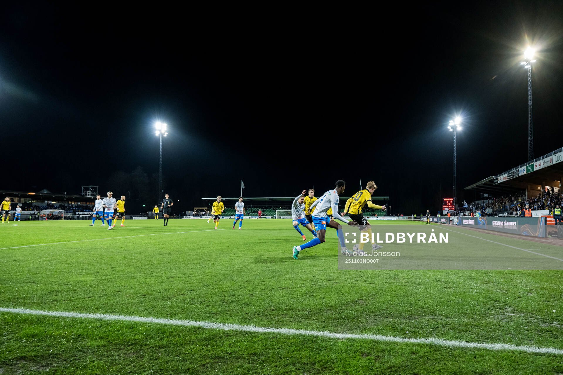 Värnamos Rufai Mohammed och Mjällbys Jeppe Kjaer