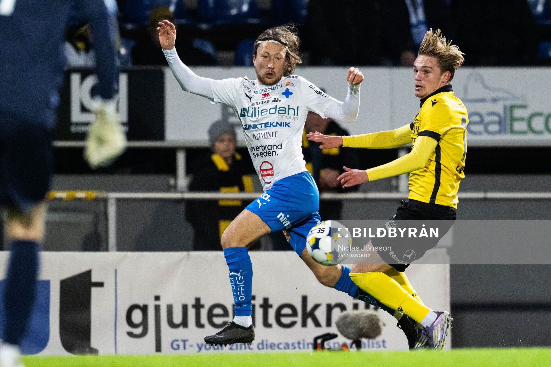 Värnamos Axel Björnström och Mjällbys Jeppe Kjaer