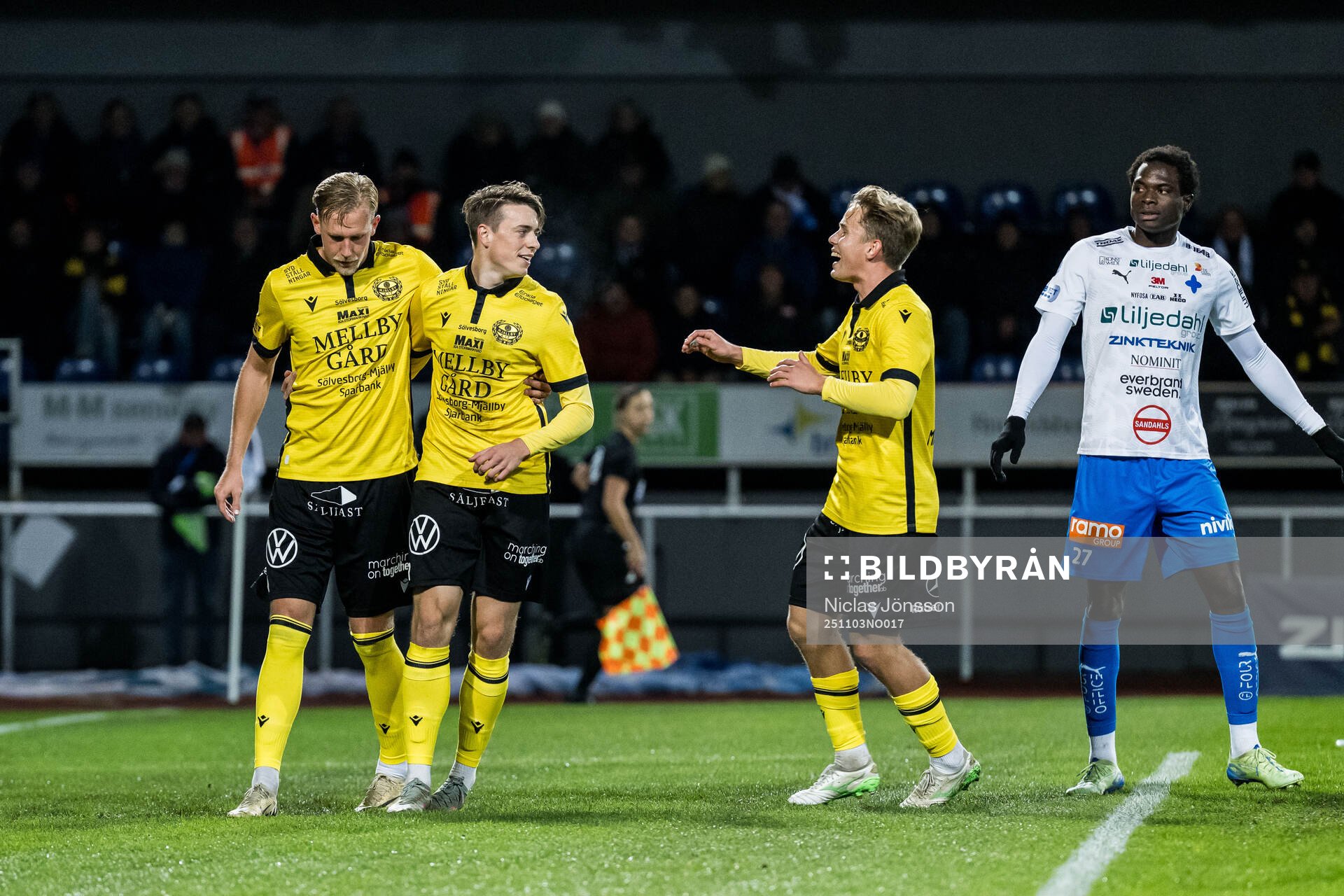 Mjällbys Elliot Stroud jublar med Herman Johansson och
