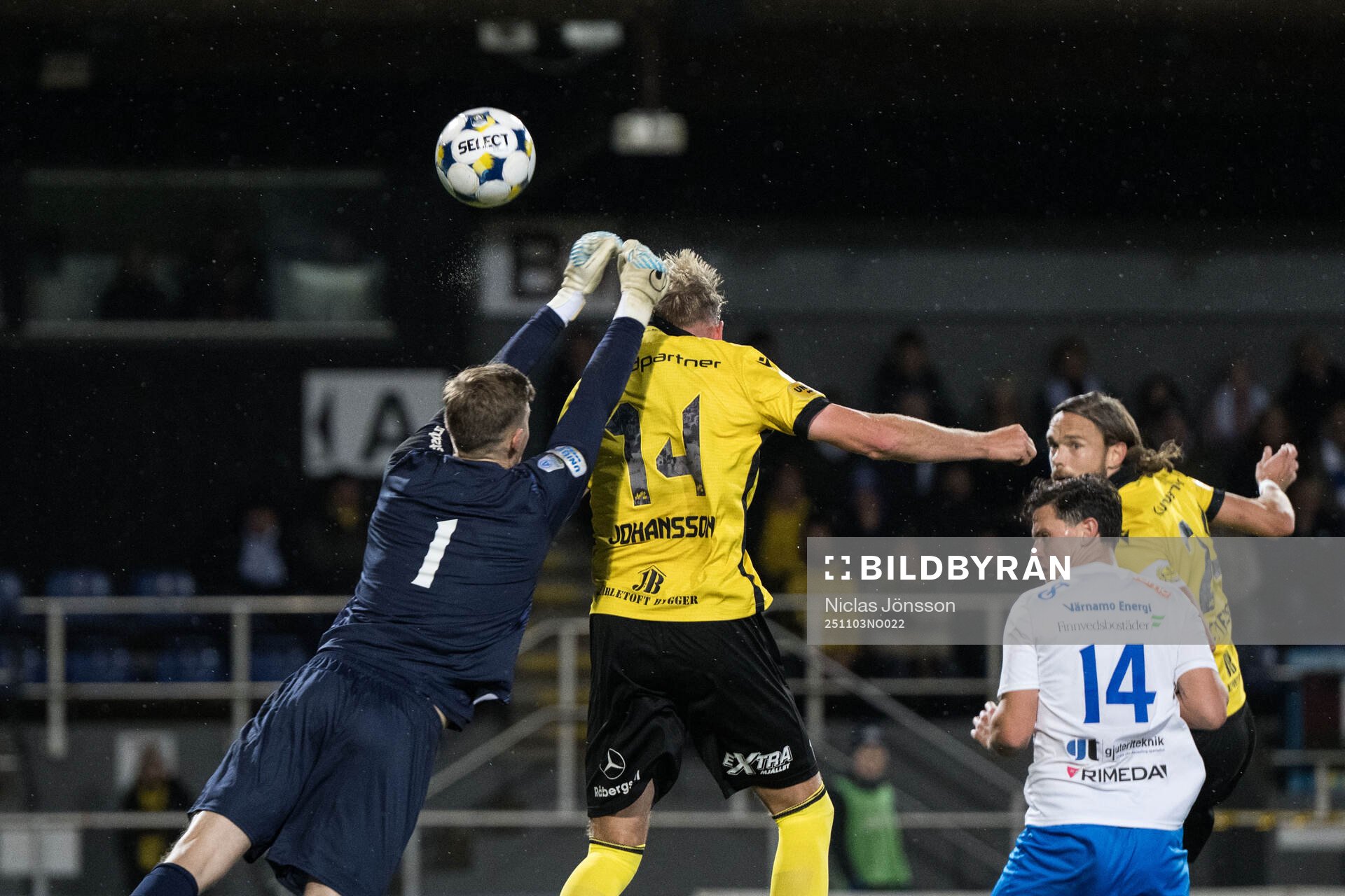 Värnamos målvakt Hugo Keto och Mjällbys Herman Johansson