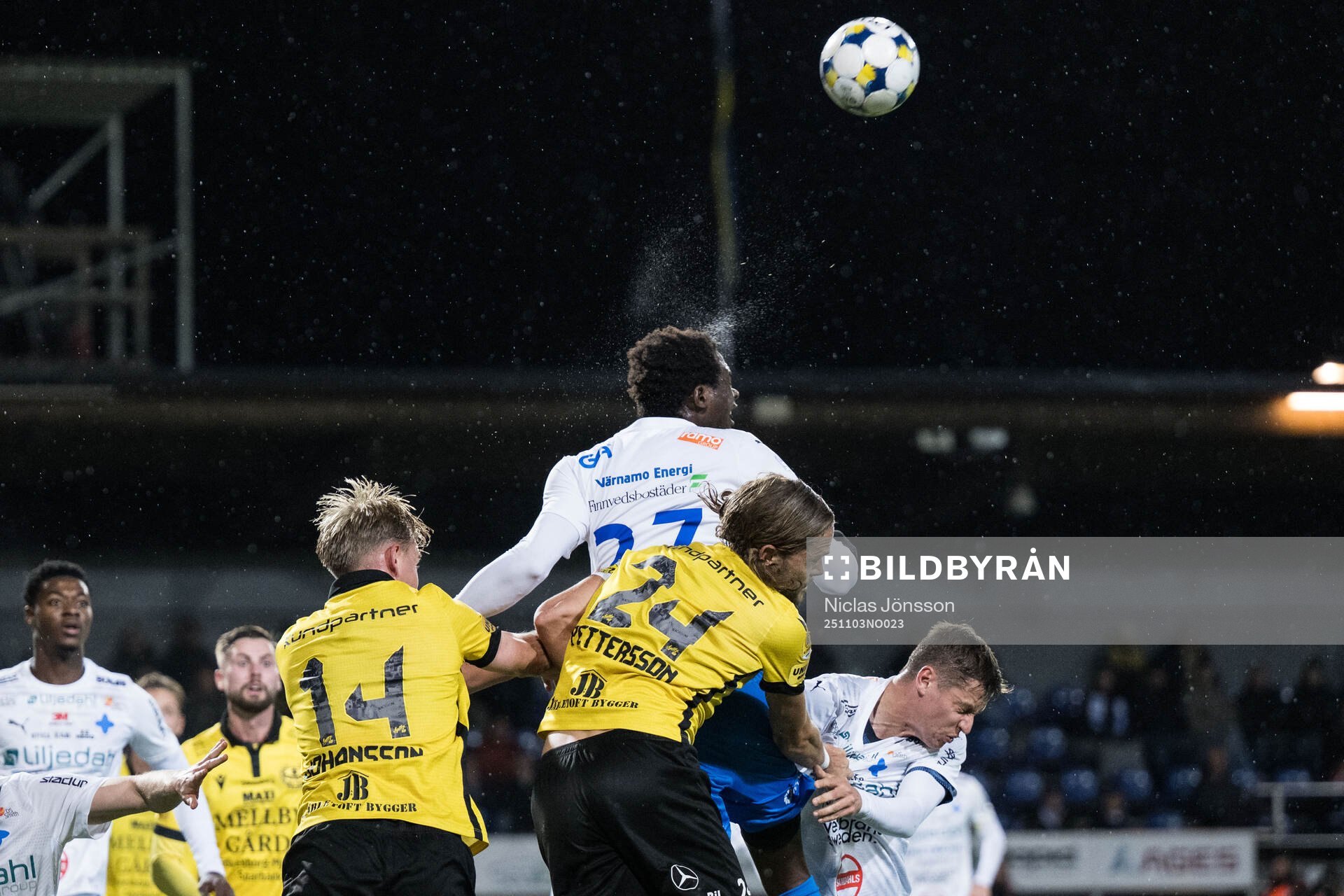 Mjällbys Herman Johansson och Tom Pettersson mot Värnamos