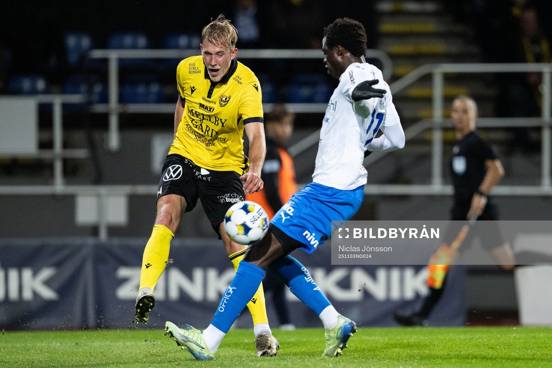Mjällbys Herman Johansson och Värnamos Souleymane