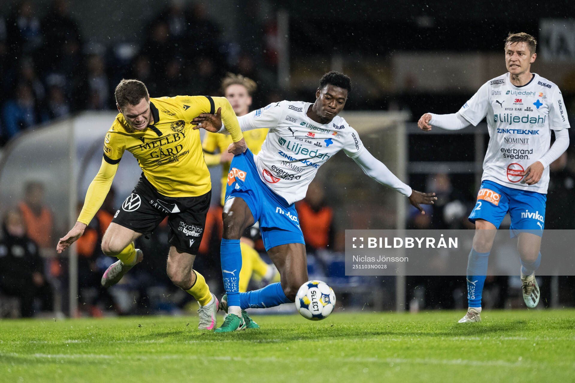 Mjällbys Jacob Bergström och Värnamos Rufai Mohammed