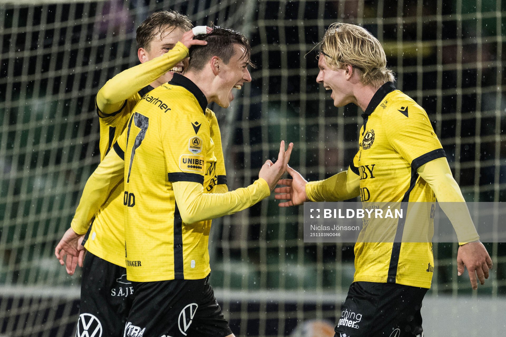 Mjällbys Elliot Stroud och Bork Bang Kittilsen jublar