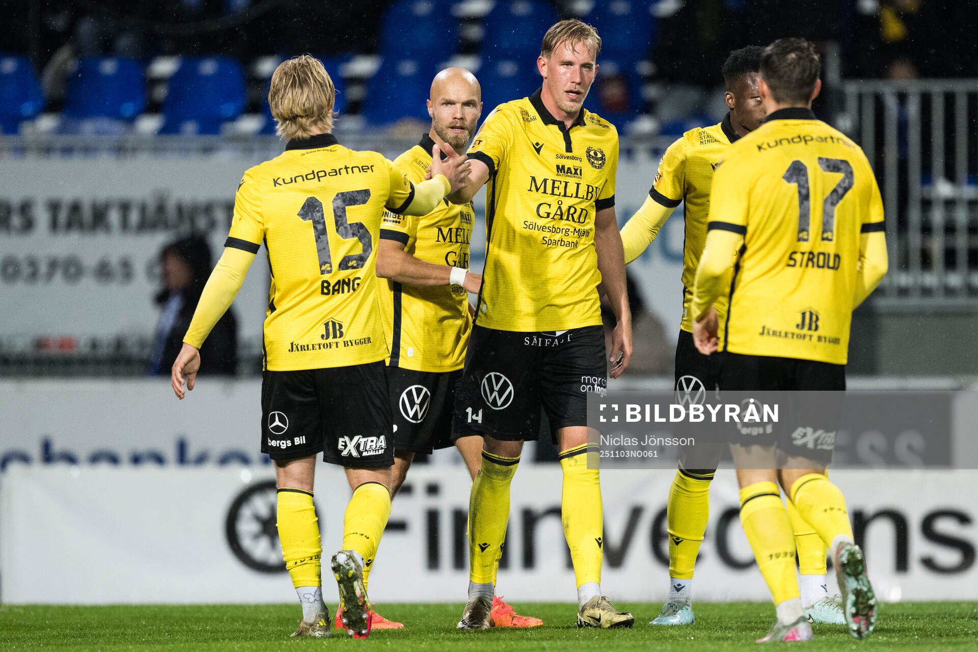 Mjällbys Viktor Gustafson jublar med lagkamrater