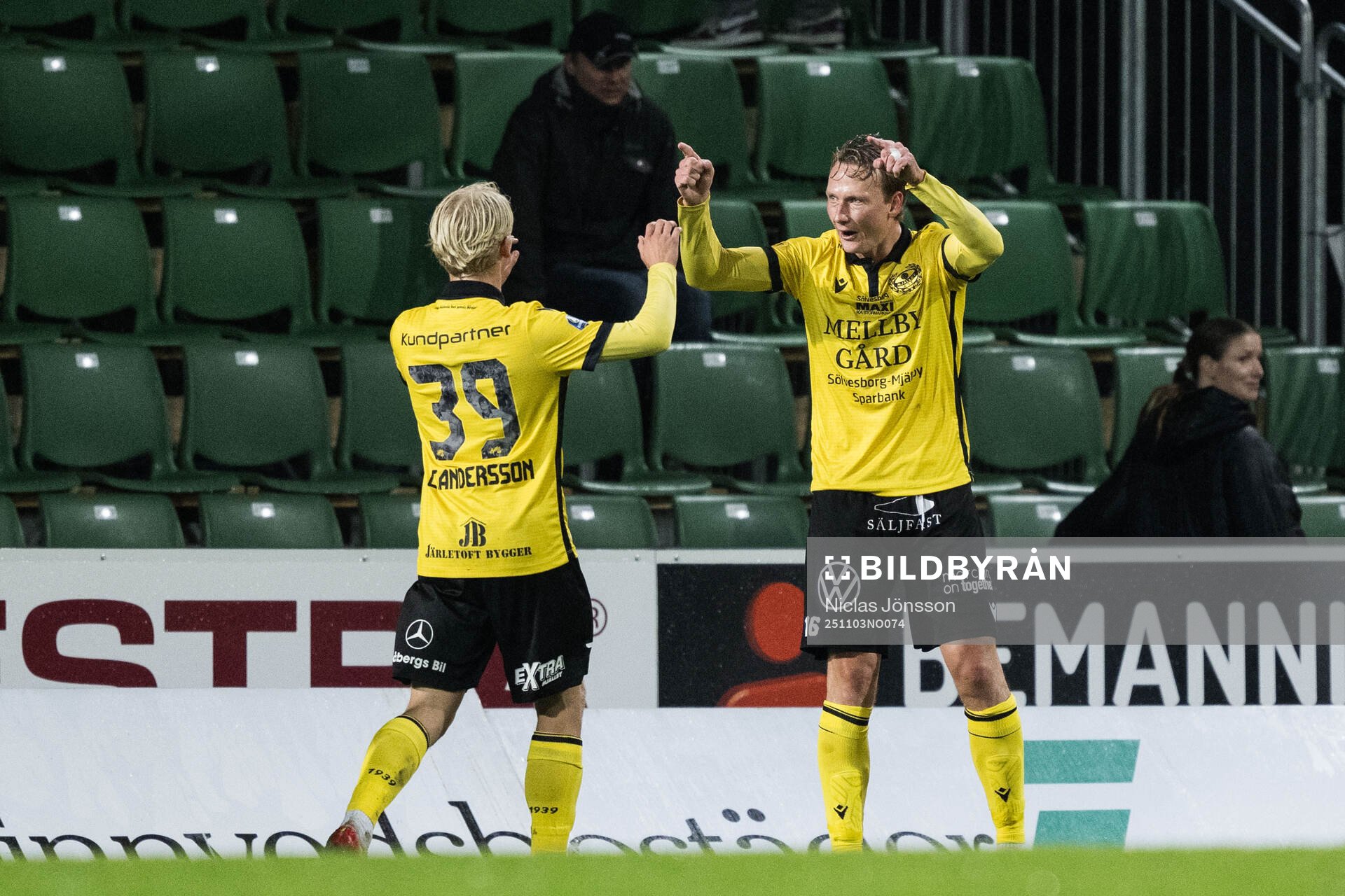 Mjällbys Alexander Johansson jublar med Romeo Leandersson