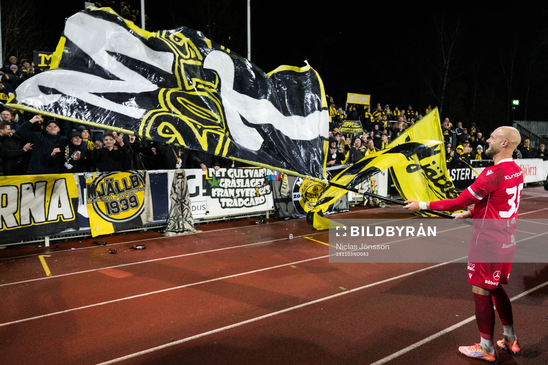 Mjällbys målvakt Alexander Lundin jublar med supportrar