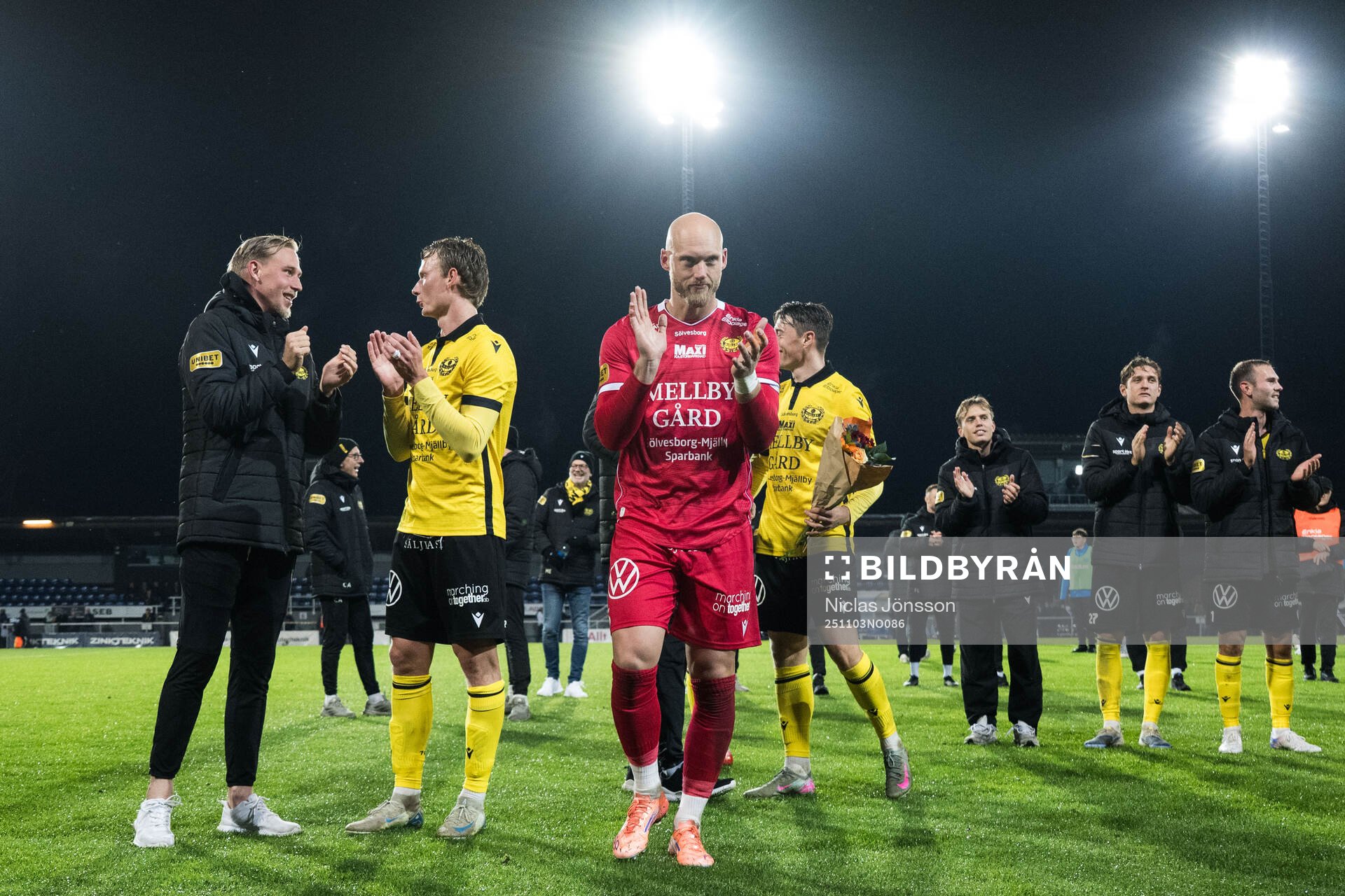 Mjällbys målvakt Alexander Lundin jublar