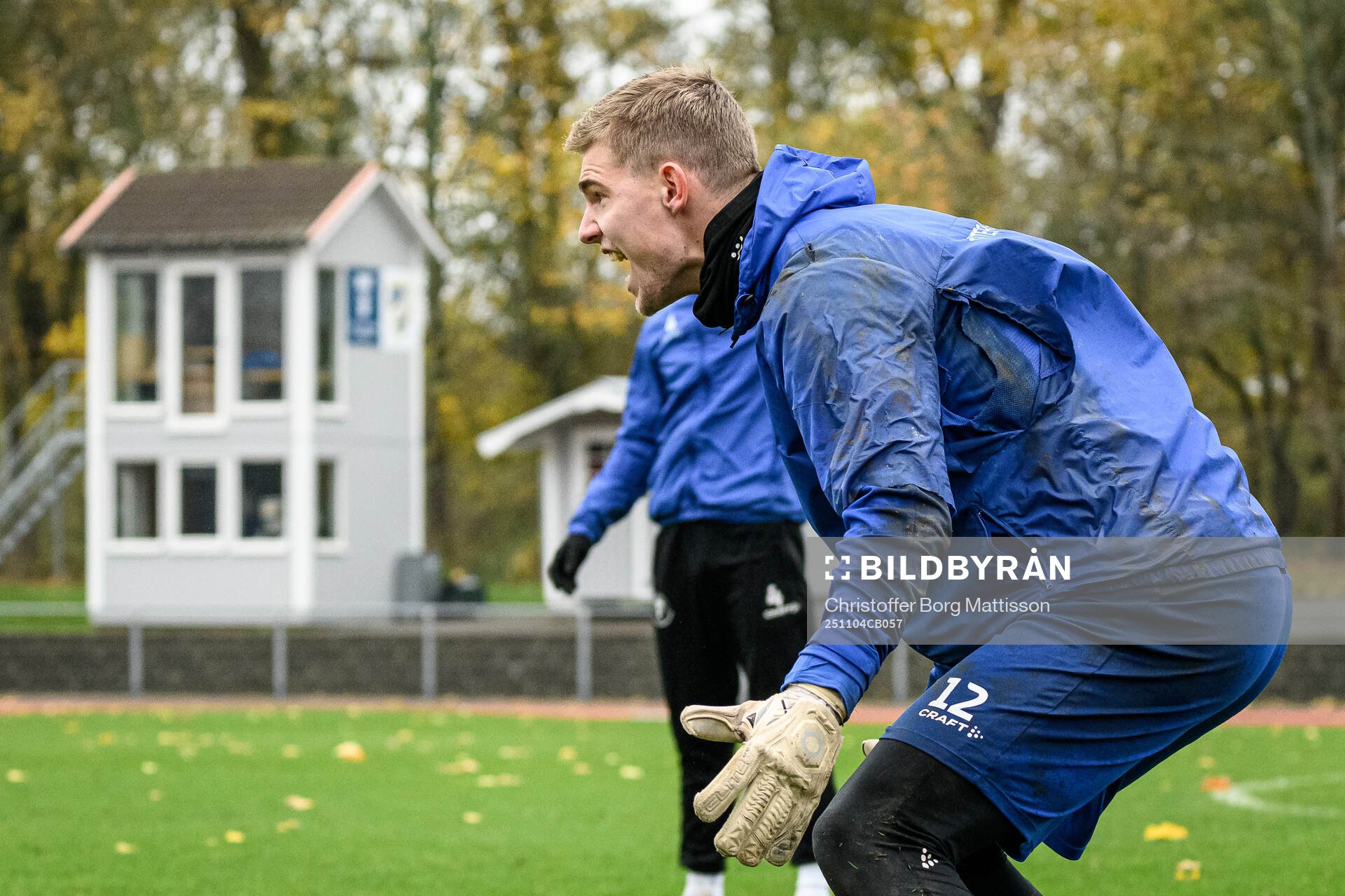 Målvakt Mathias Nilsson reagerar