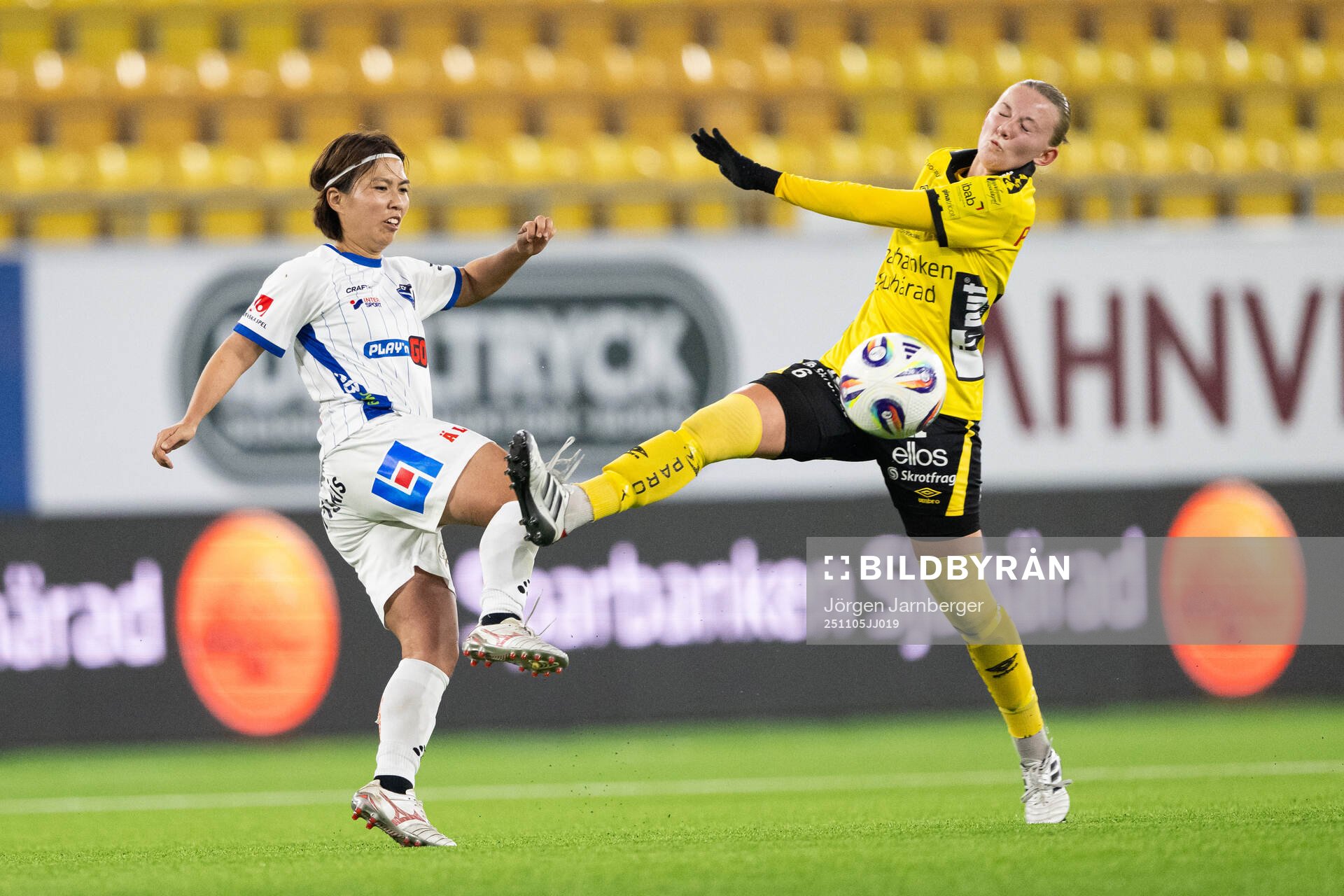 Växjö DFFs Miho Kamogawa och Elfsborgs Hanna Gunnarsson