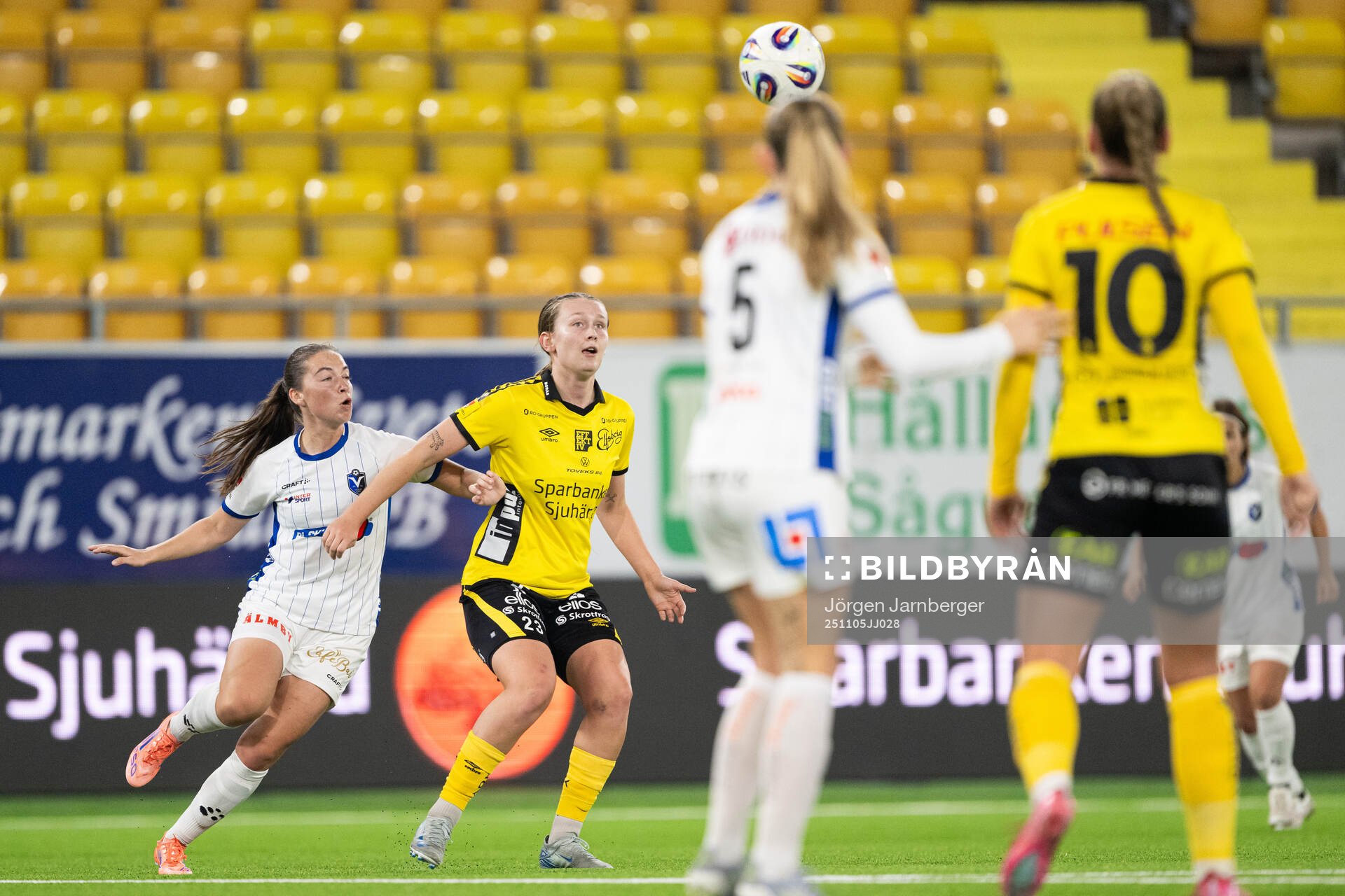Växjö DFFs Mariann Høgh Nielsen och Elfsborgs Ellen