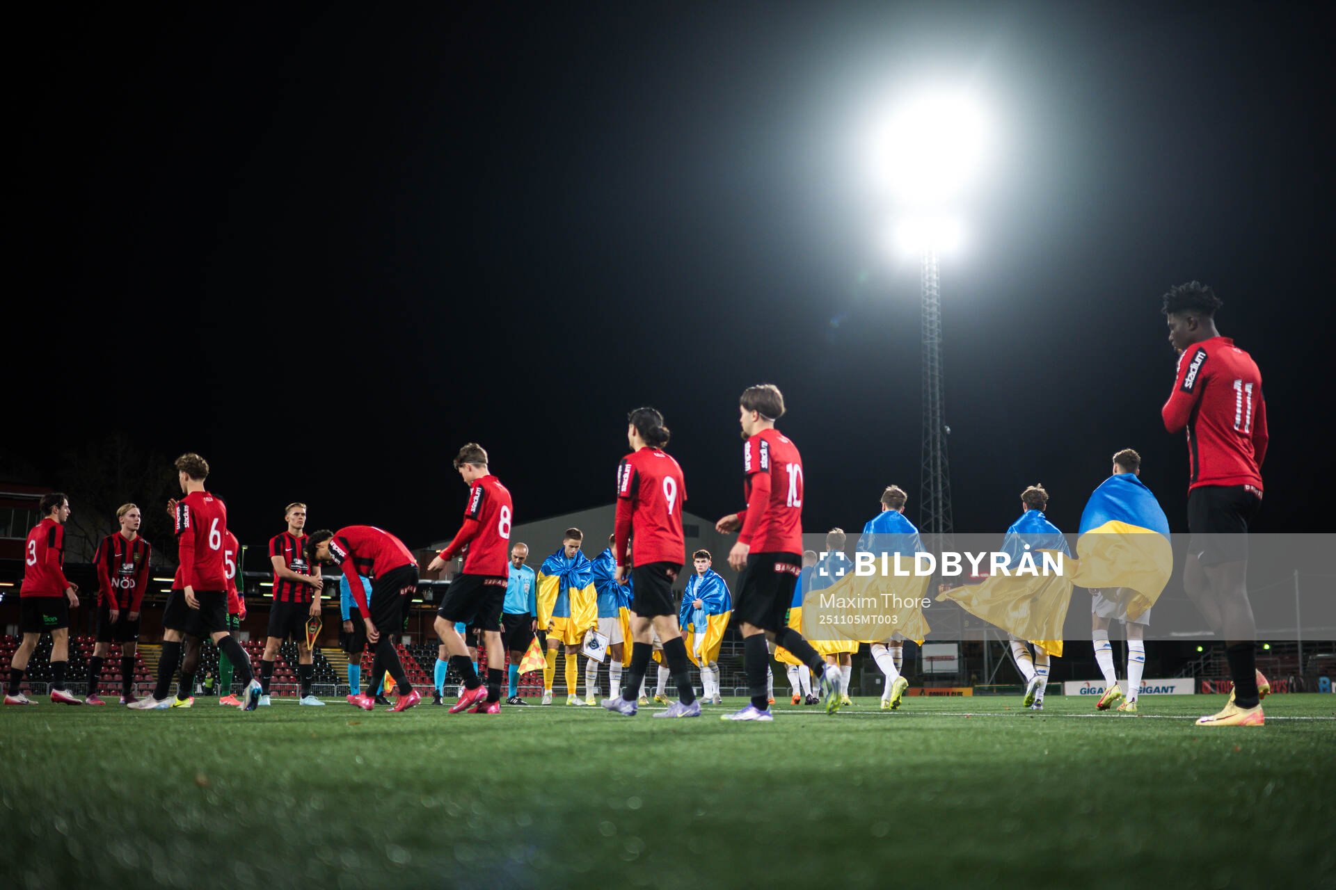 The players enter the pitch