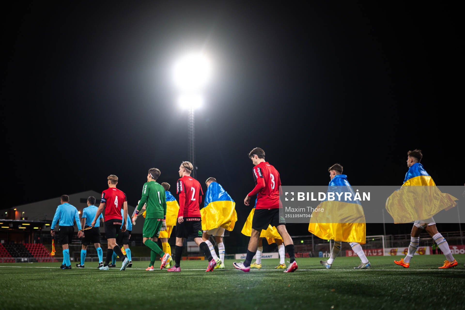 The players enters the pitch