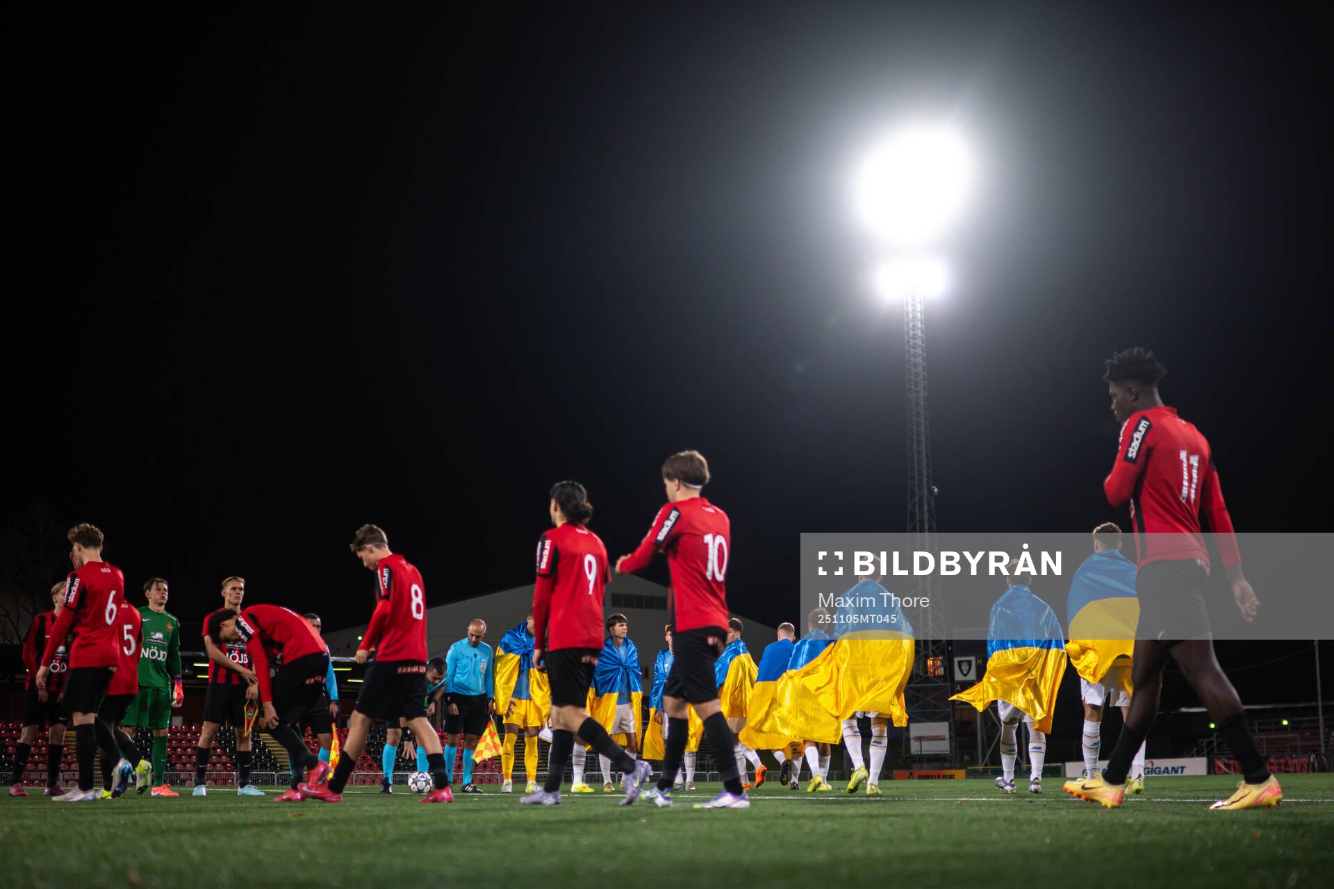 The players enters the pitch