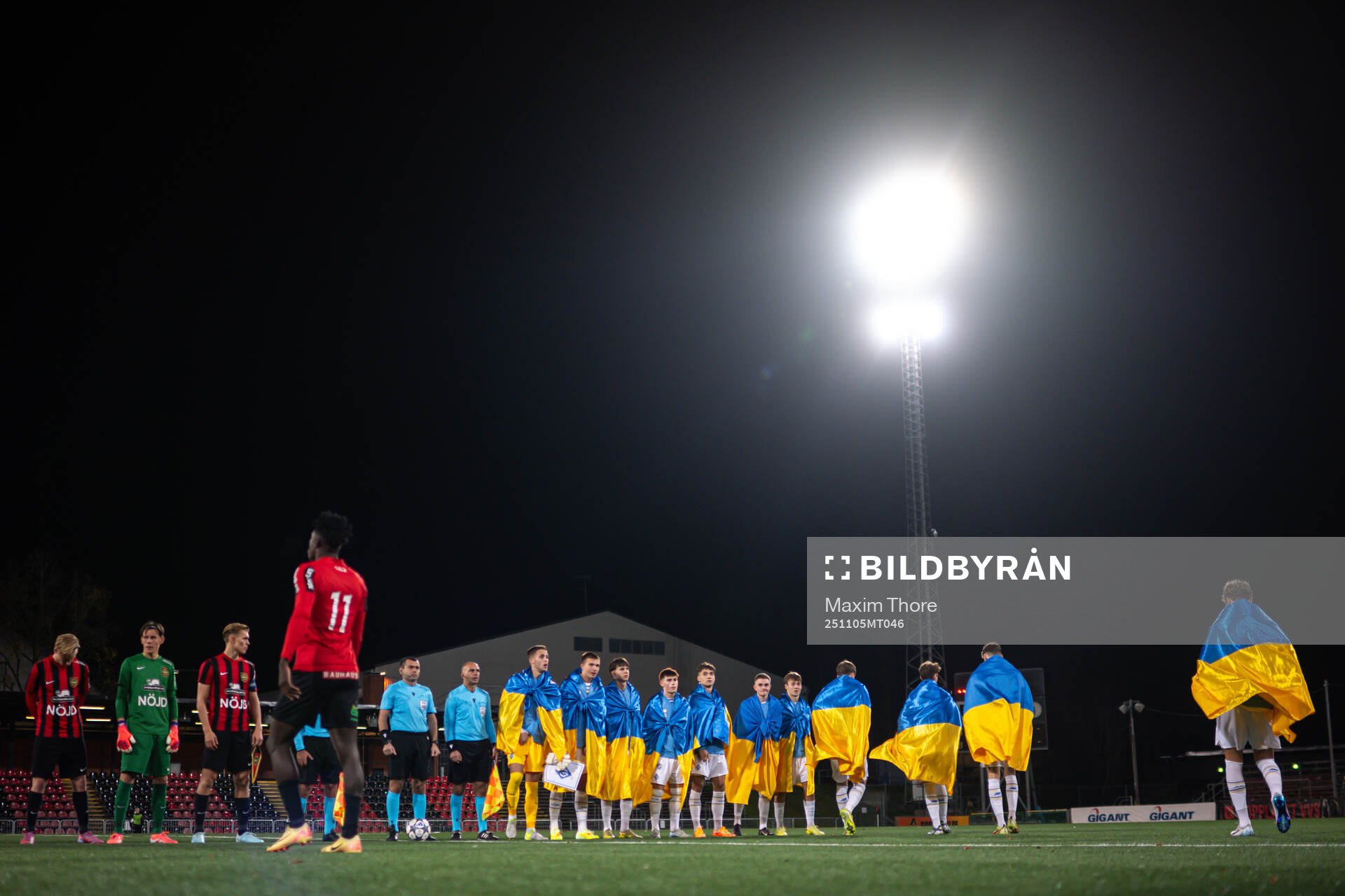 The players enters the pitch