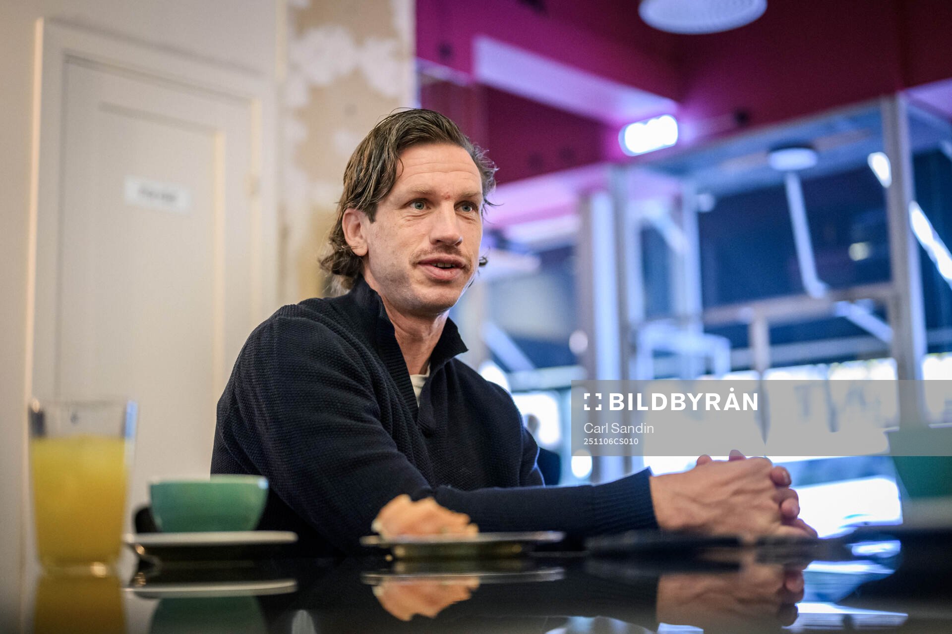 IFK Göteborgs Gustav Svensson blir intervjuad