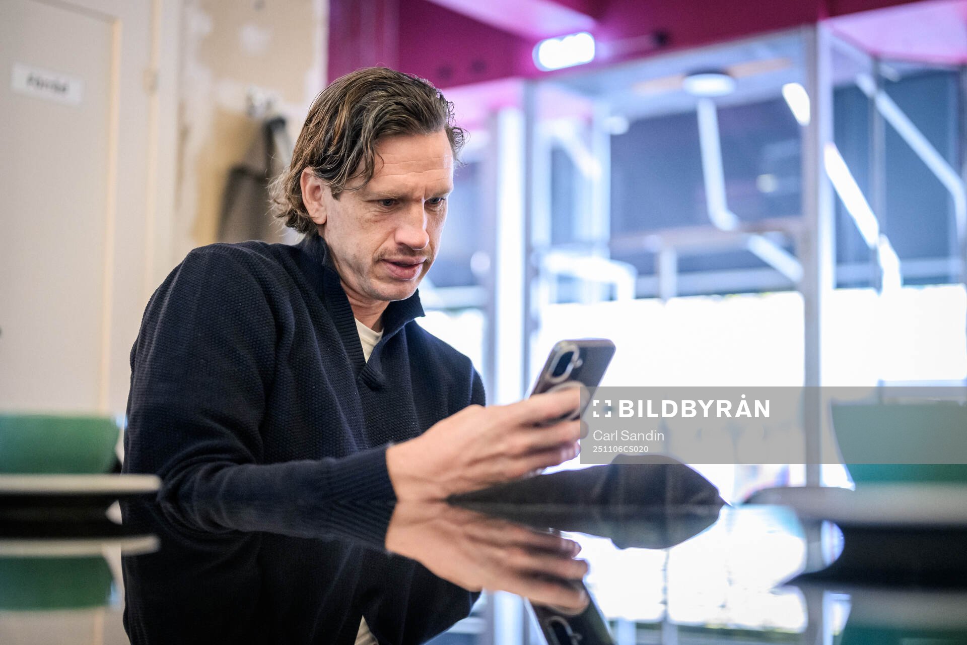 IFK Göteborgs Gustav Svensson blir intervjuad