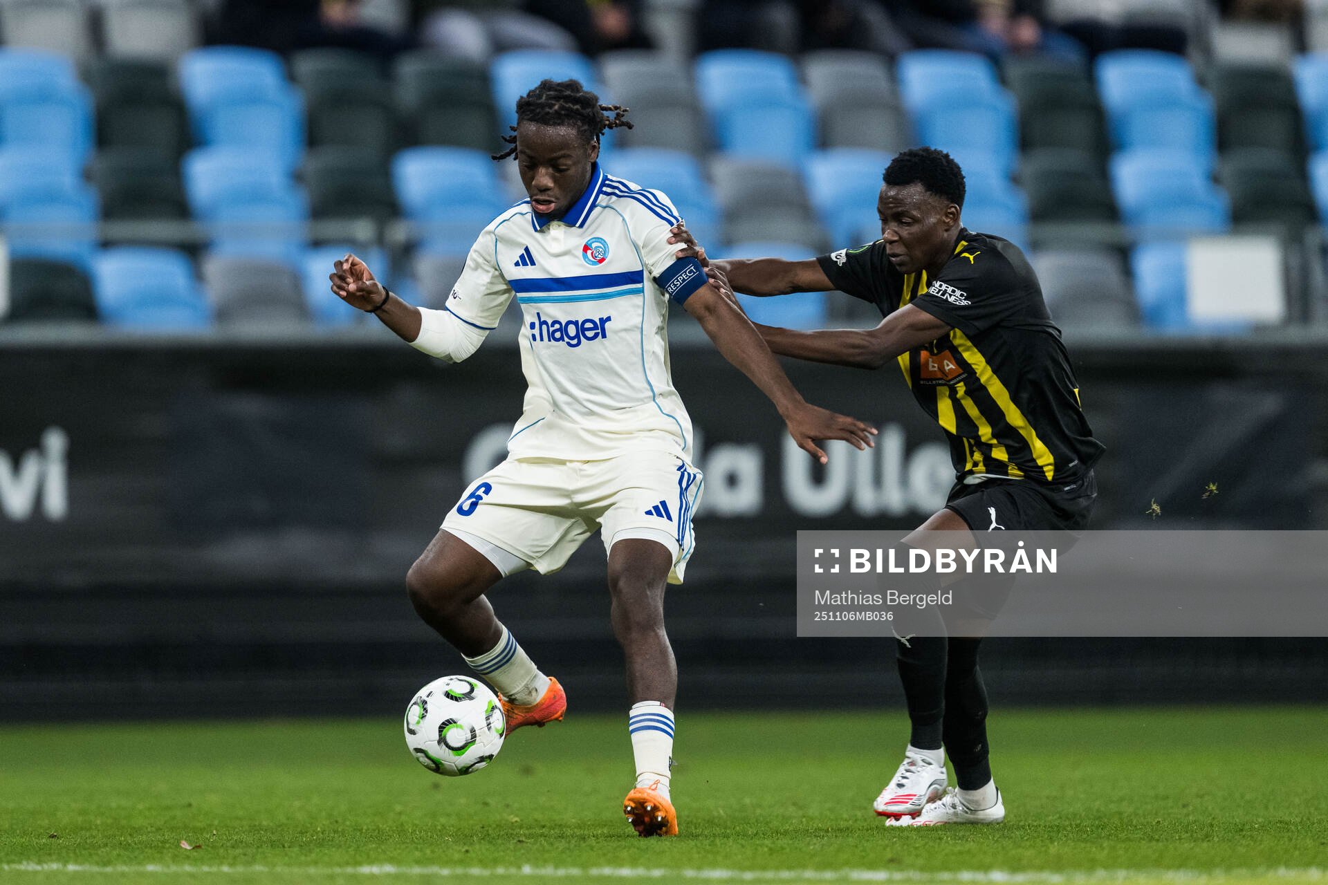 Ismael Doukoure of Strasbourg and John Paul Dembe of Häcken