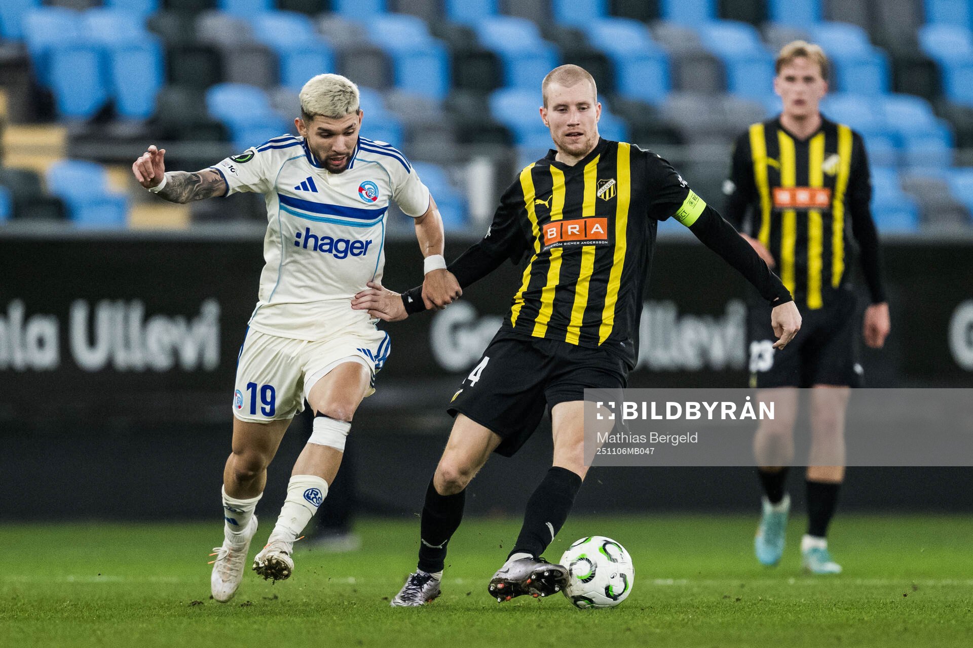Julio Enisco of Strasbourg and Simon Gustafson of Häcken