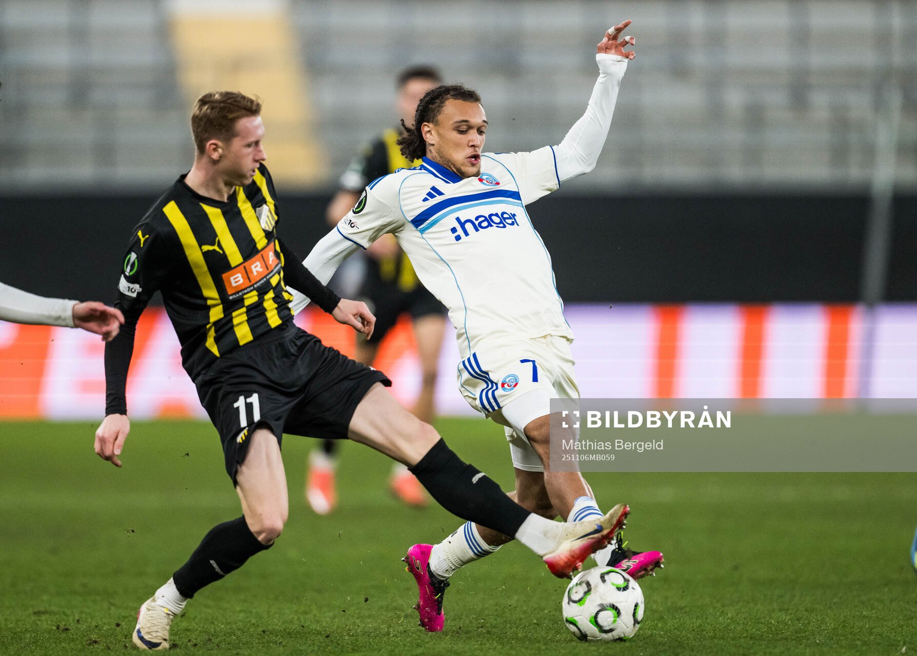 Julius Lindberg of Häcken and Diego Moreira of Strasbourg