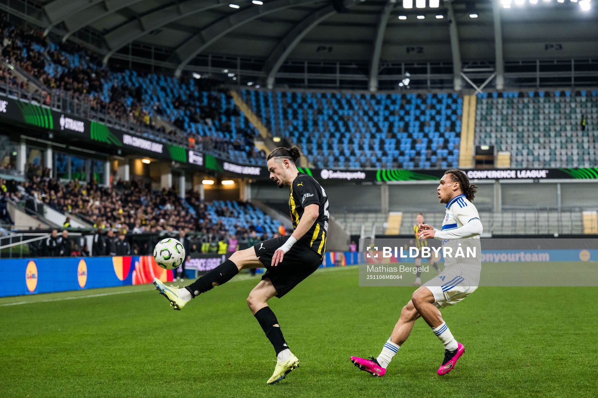 Amor Layouni of Häcken and Diego Moreira of Strasbourg