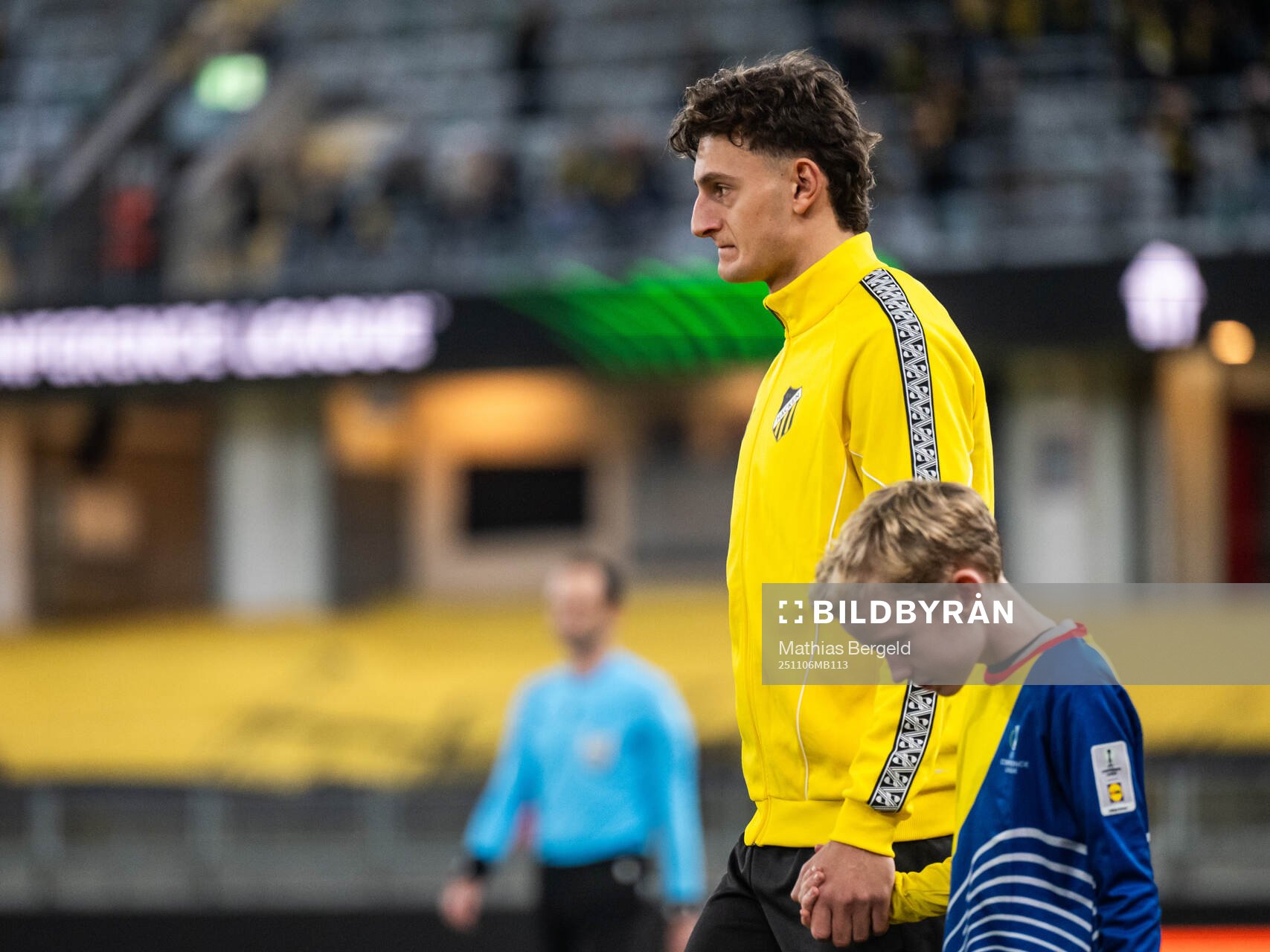 Silas Andersen of Häcken enters the pitch