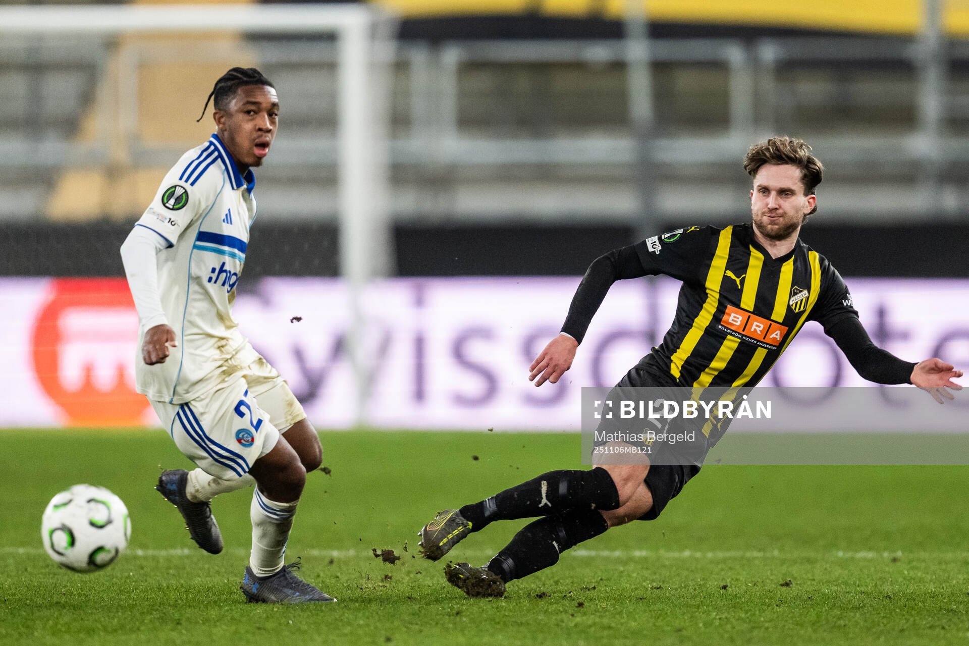 Amuel Amo-Ameyaw of Strasbourg and Adam Lundkvist of Häcken