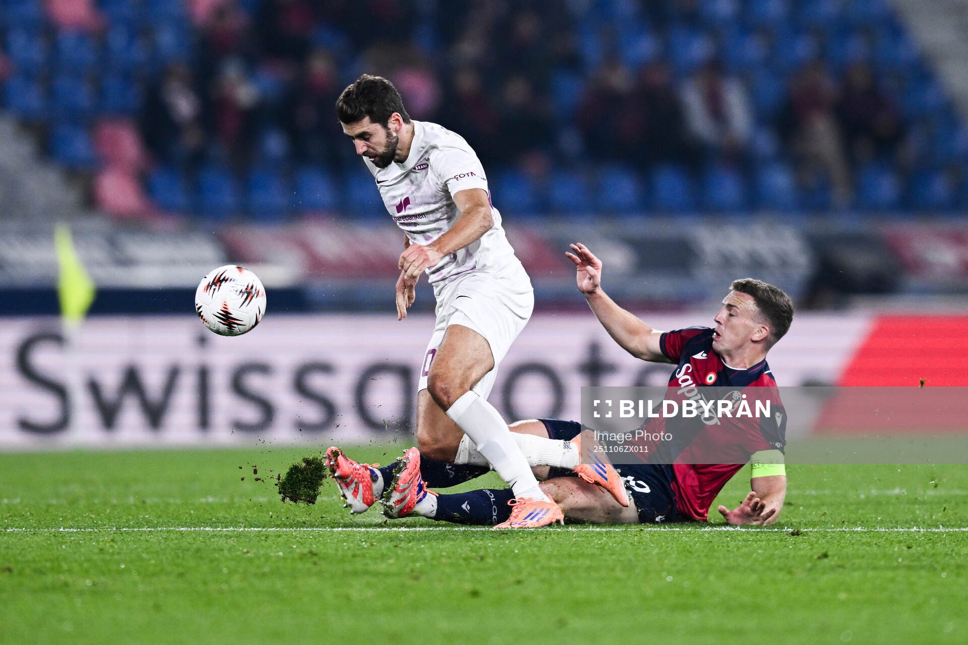 Vetle Dragsnes of Brann and Lewis Ferguson of Bologna