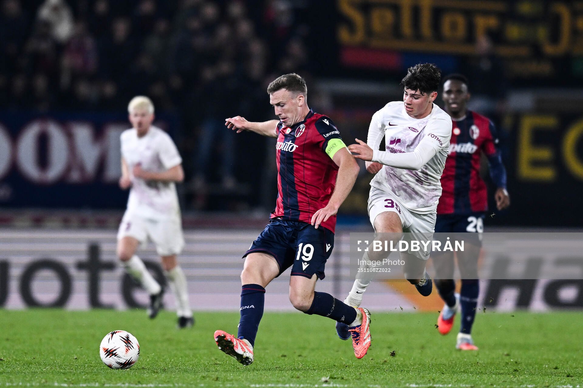 Lewis Ferguson of Bologna and Julian Lægreid of Brann