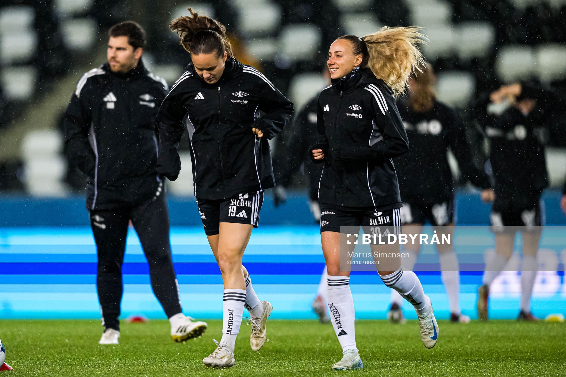 Rebecka Wanvik Holum and Milena Kokosz of Rosenborg warms up