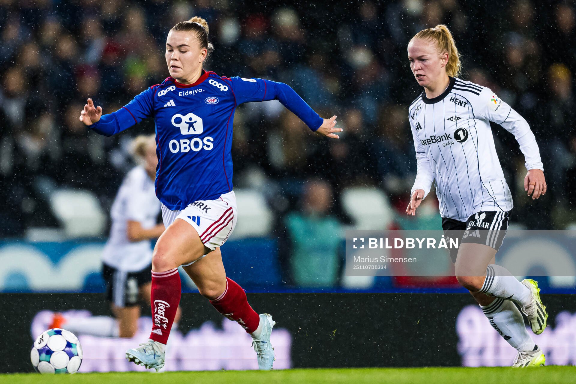 Olaug Tvedten of Vålerenga and Beate Marcussen of Rosenborg