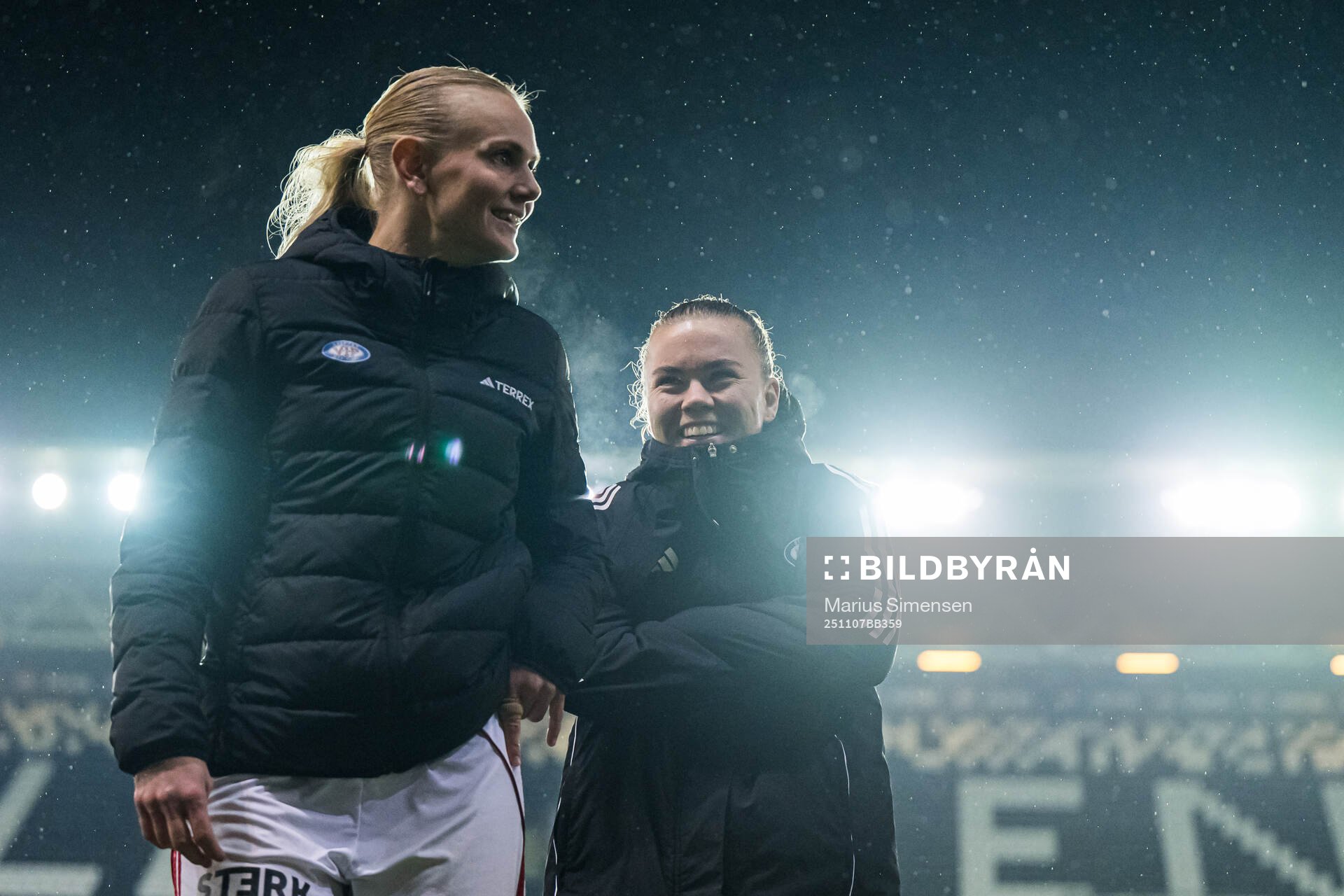 Karina Sævik and Olaug Tvedten of Vålerenga