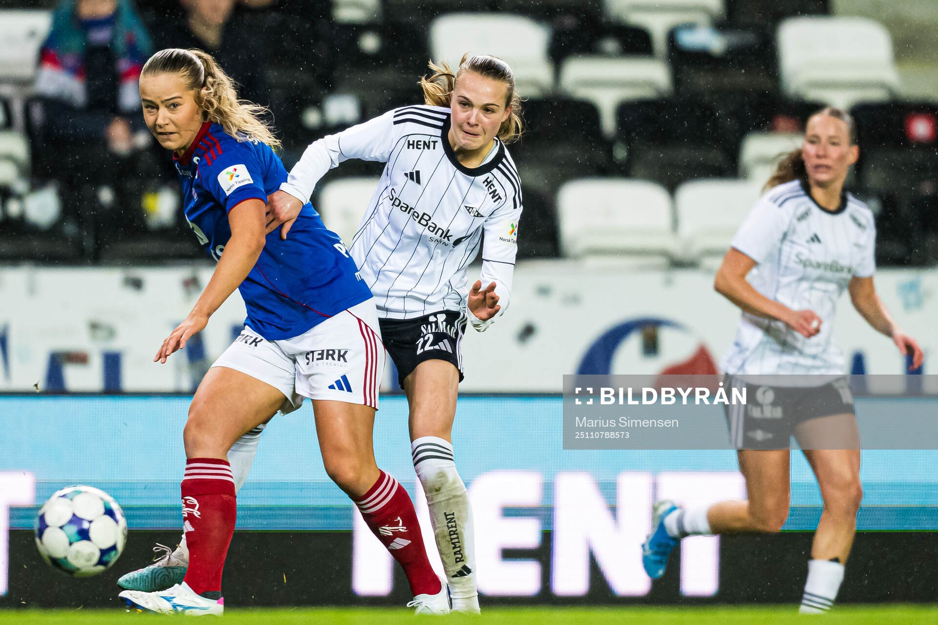Selma Pettersen of Vålerenga and Cille Nilsen of Rosenborg