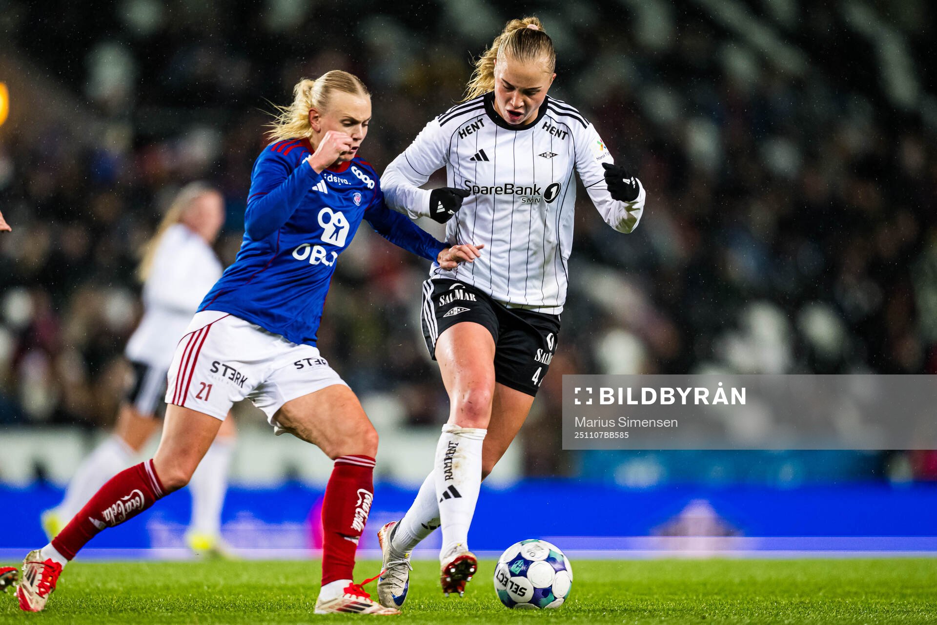 Karina Sævik of Vålerenga and Synne Aunehaugen of