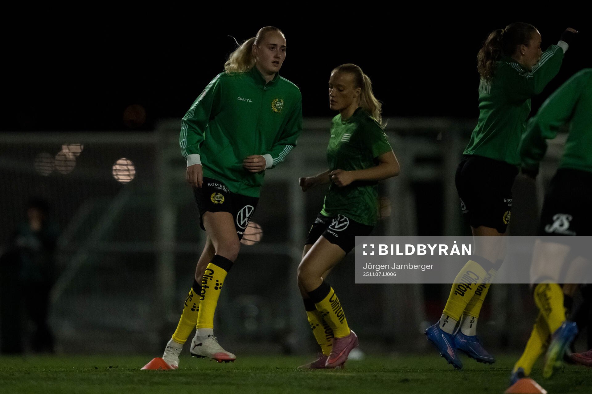 Hammarbys Emilie Bragstad och Smilla Holmberg värmer upp