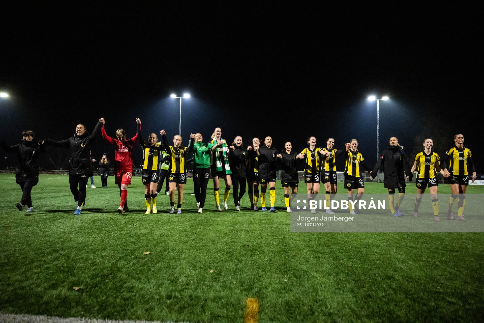 Hammarbys spelare jublar