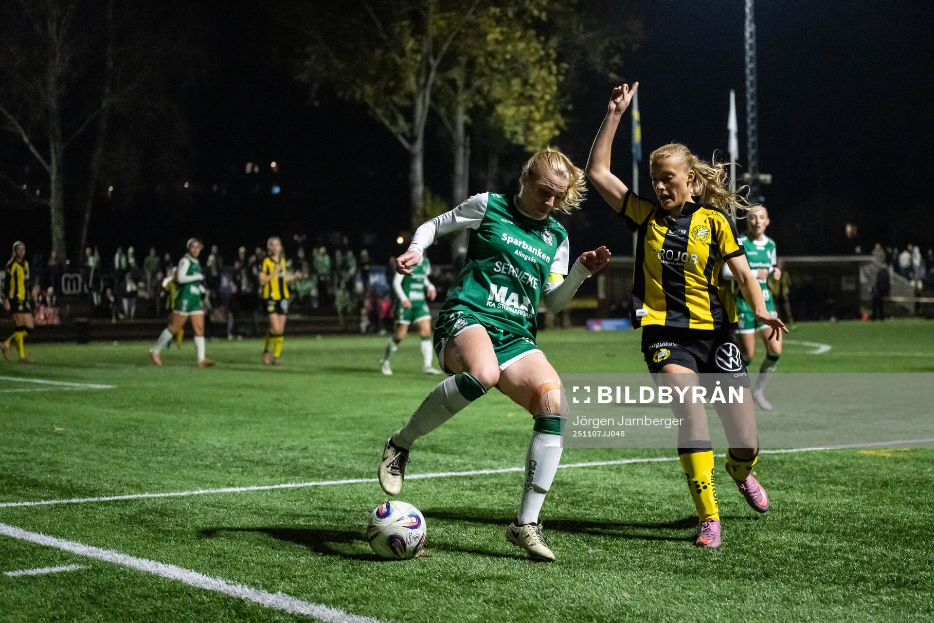 Alingsås Moa Jarl och Hammarbys Simone Boye Sørensen