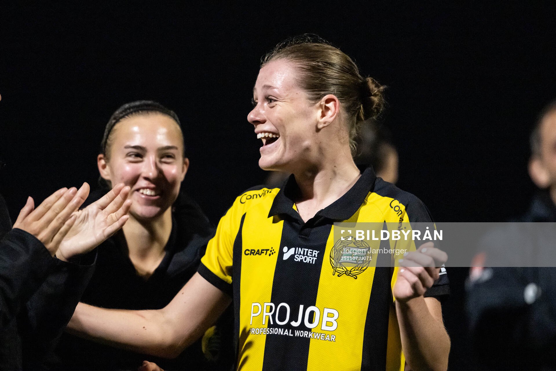 Hammarbys spelare jublar