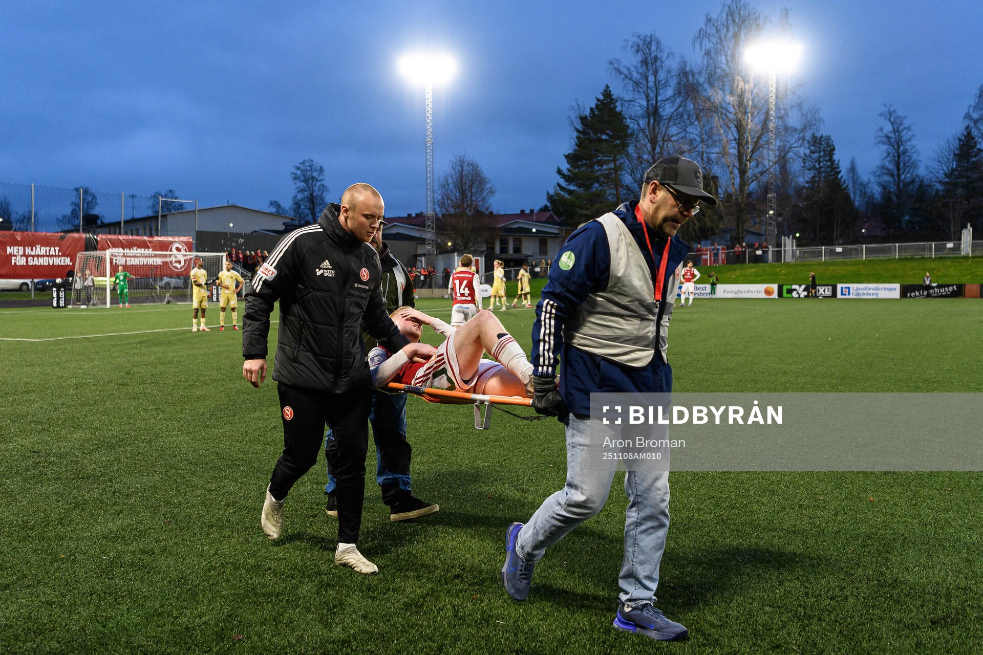Sandvikens IFs Pontus Carlsson lämnar planen skadad