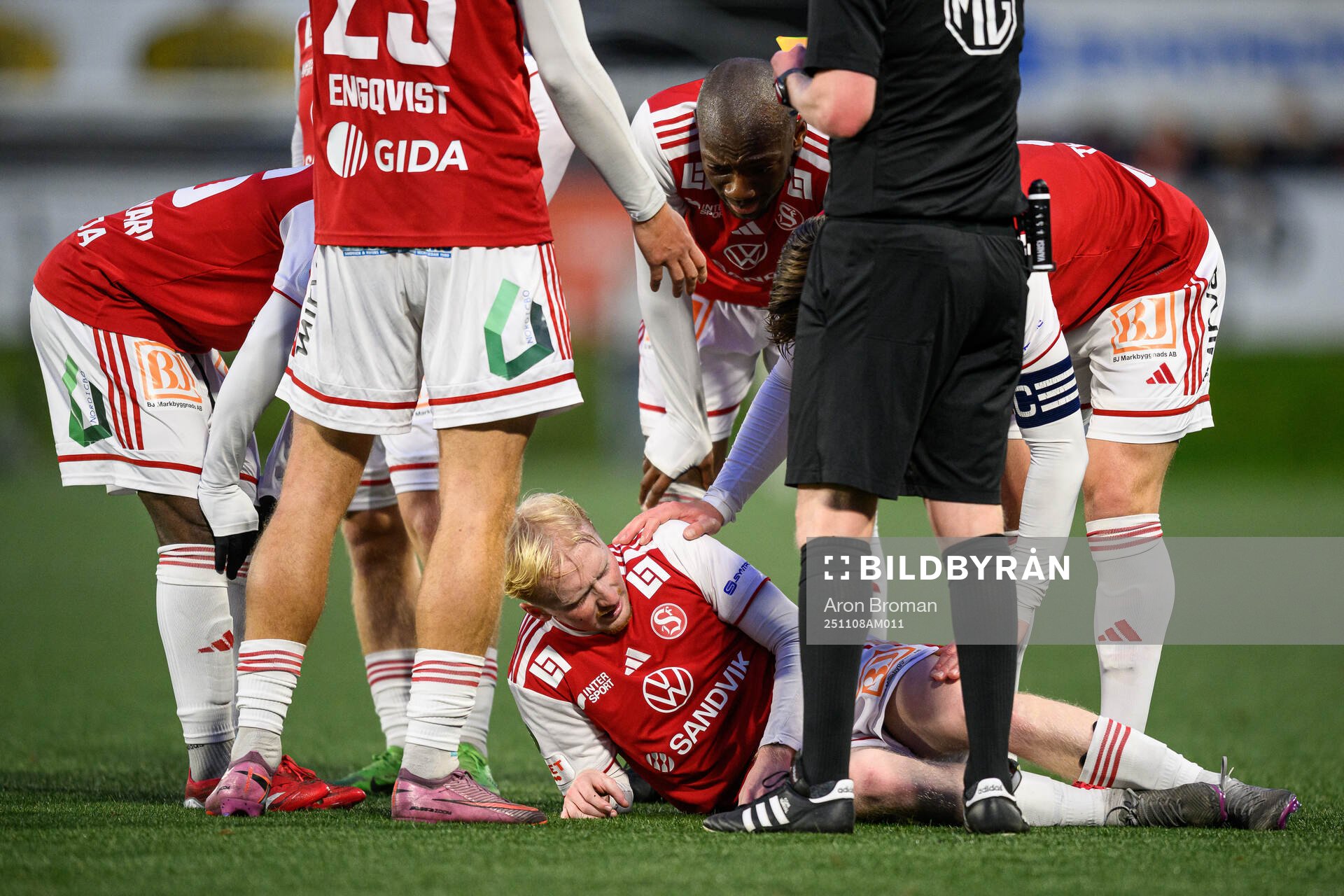 Sandvikens IFs Pontus Carlsson har ont