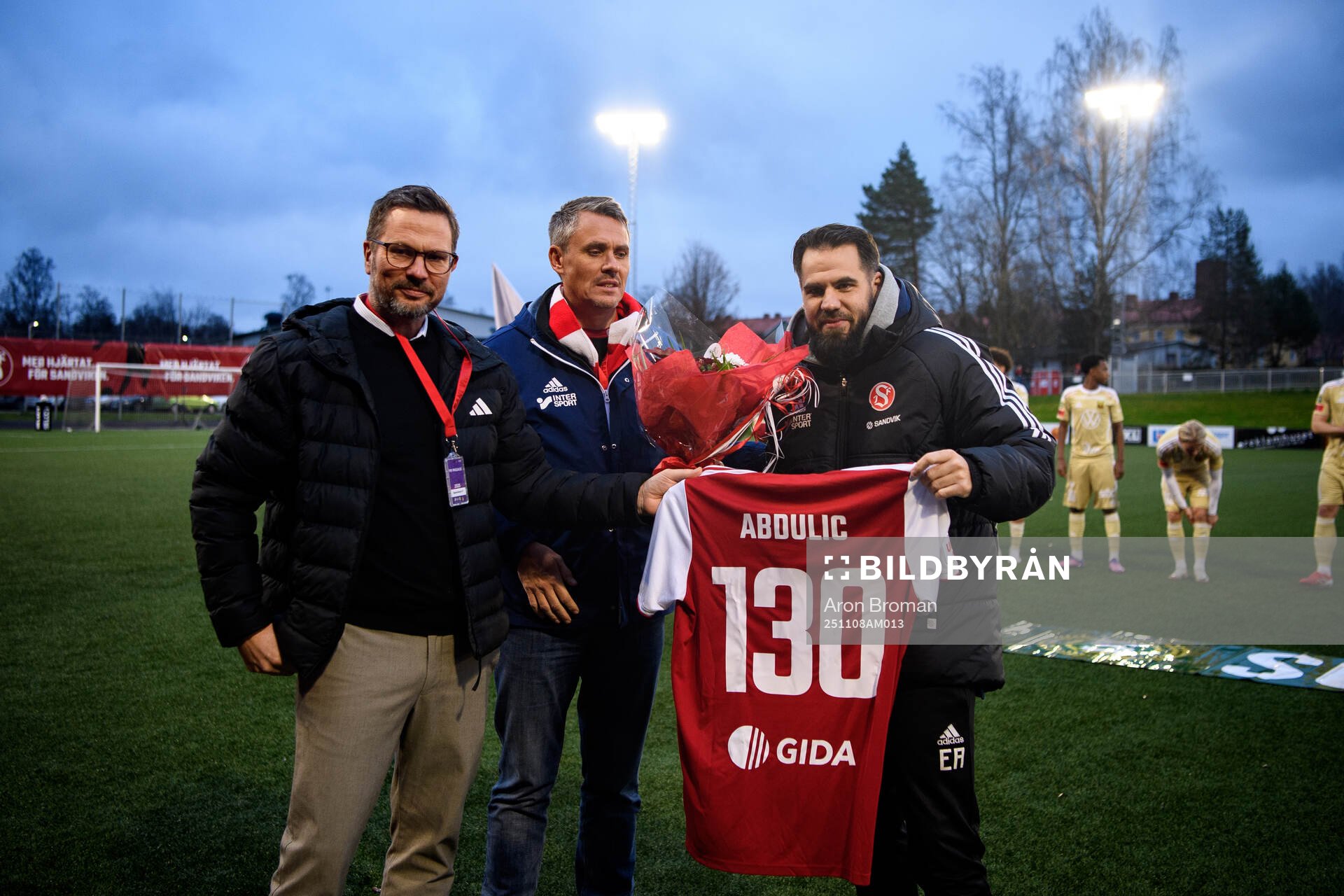 Sandvikens IFs huvudtränare Eldar Abdulic tackas av
